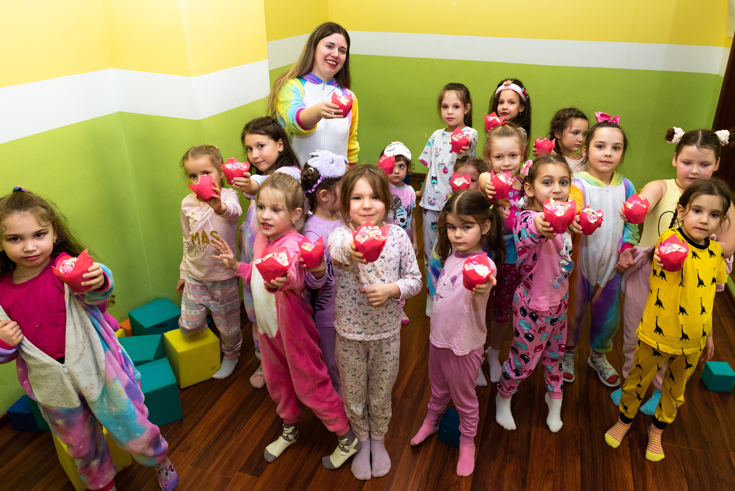 Пижамная вечеринка в игровом центре. Репортажный фотограф в Москве Alena Sfotkaet