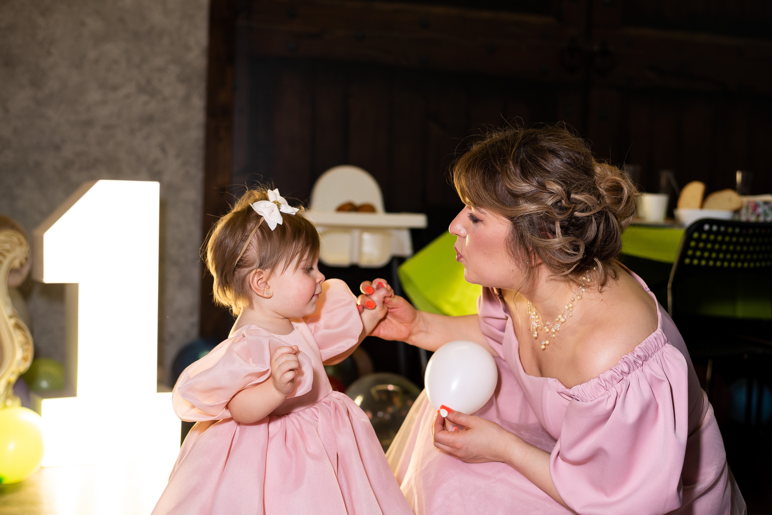 ДР Агаты в лофте. Репортажный фотограф в Москве Alena Sfotkaet