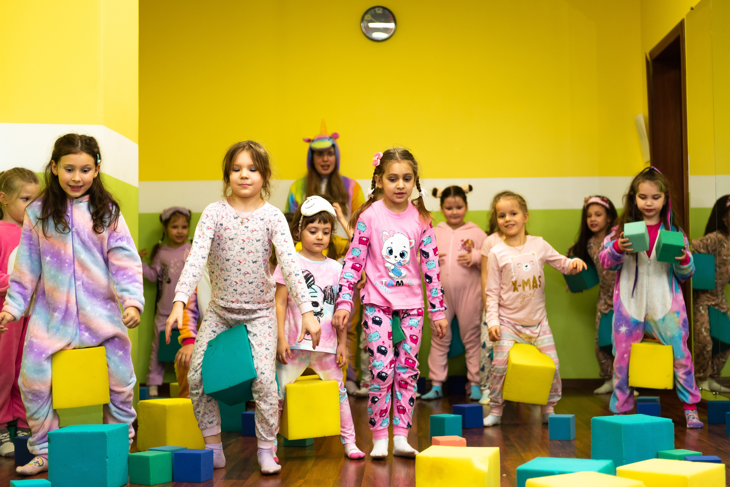 Пижамная вечеринка в игровом центре. Репортажный фотограф в Москве Alena Sfotkaet
