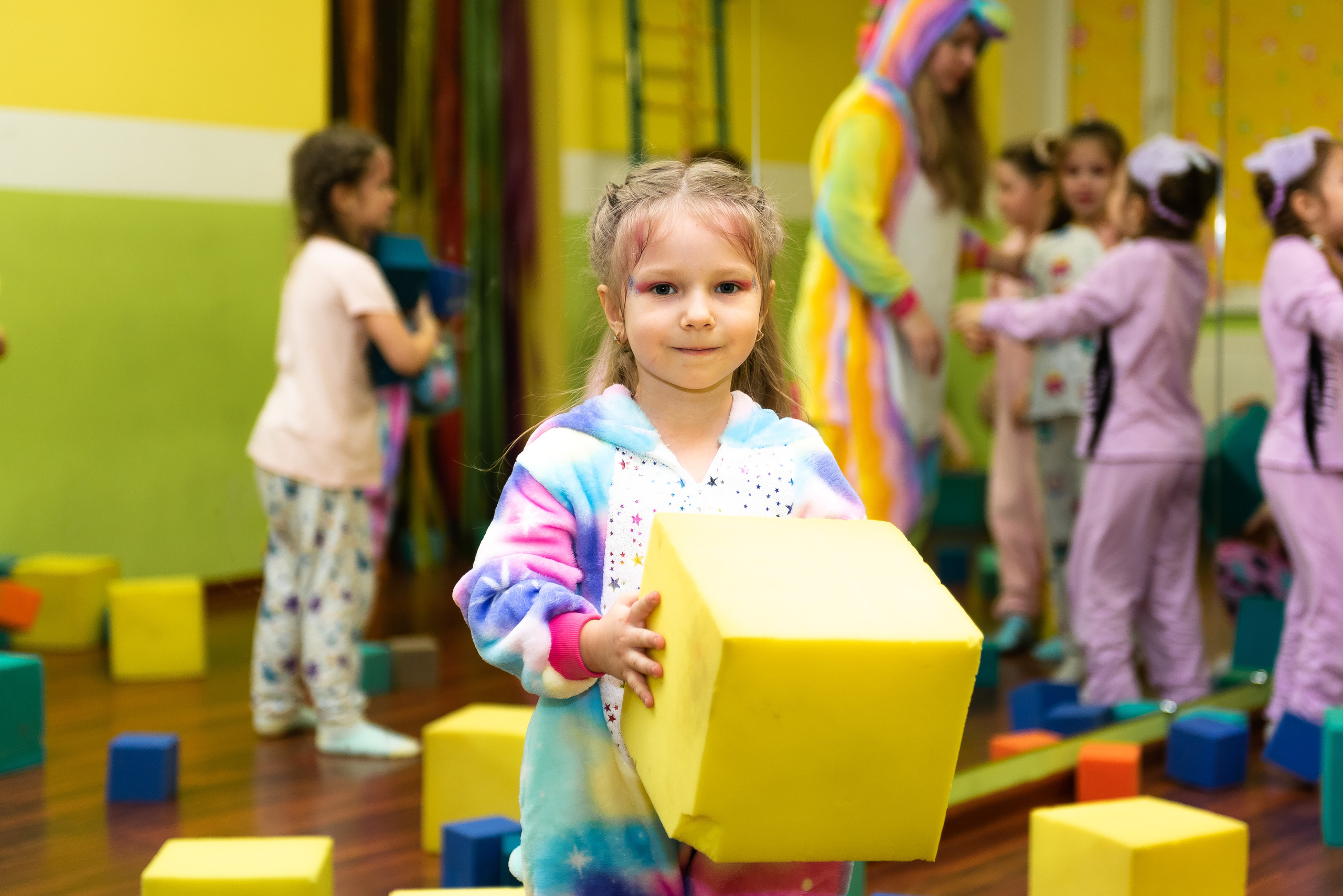 Пижамная вечеринка в игровом центре. Репортажный фотограф в Москве Alena Sfotkaet