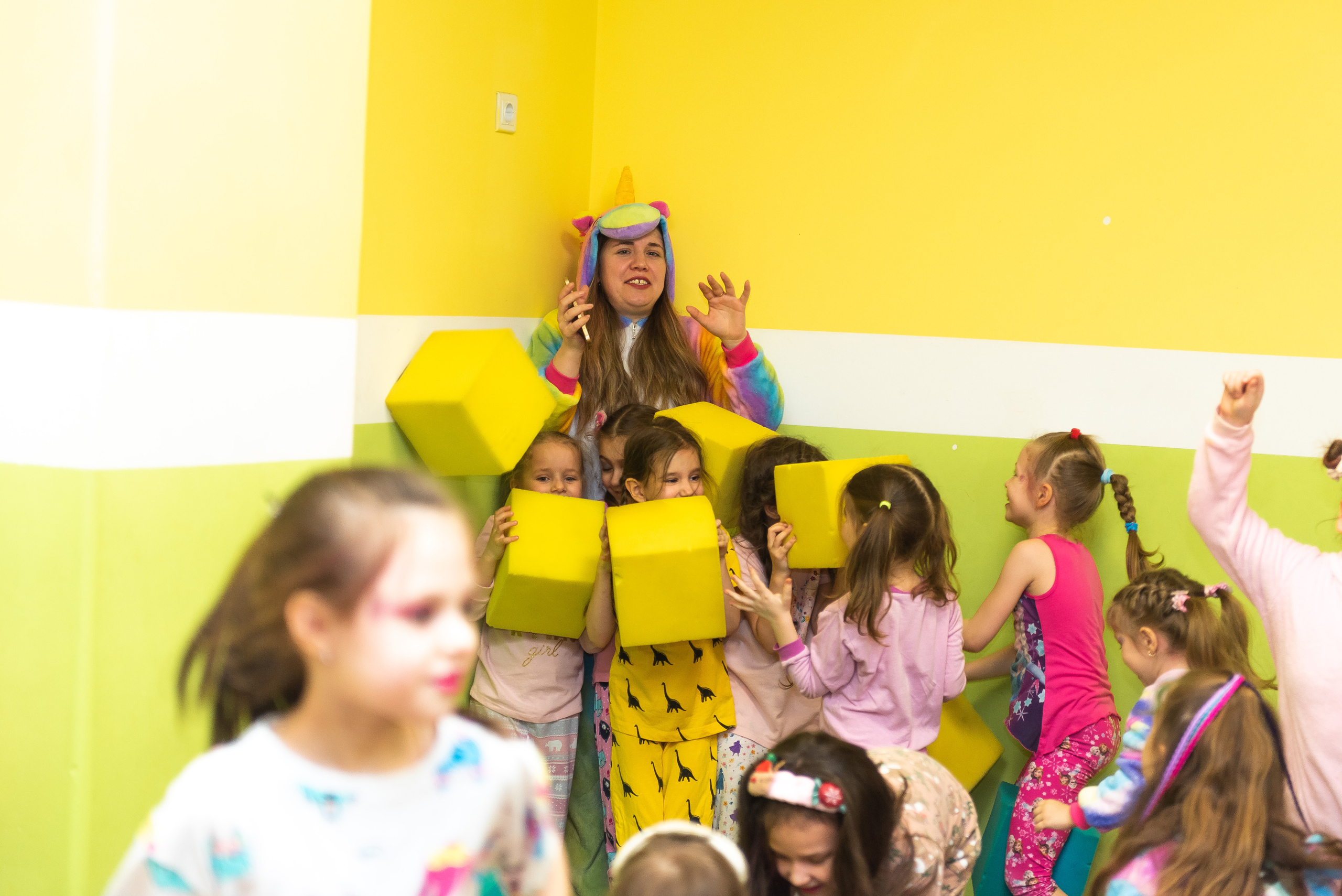 Пижамная вечеринка в игровом центре. Репортажный фотограф в Москве Alena Sfotkaet