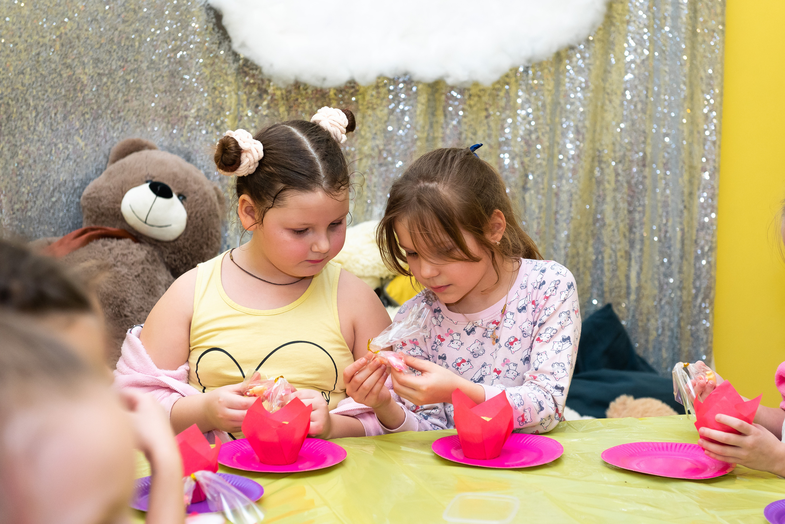 Пижамная вечеринка в игровом центре. Репортажный фотограф в Москве Alena Sfotkaet