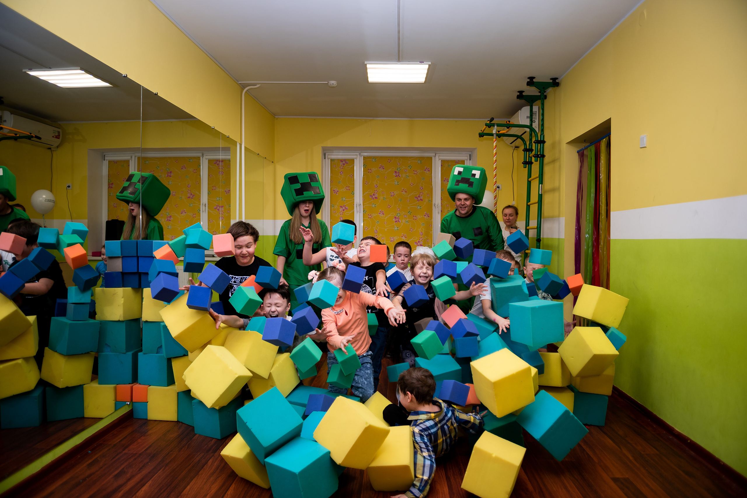 ДР Лёши в игровом центре. Репортажный фотограф в Москве Alena Sfotkaet