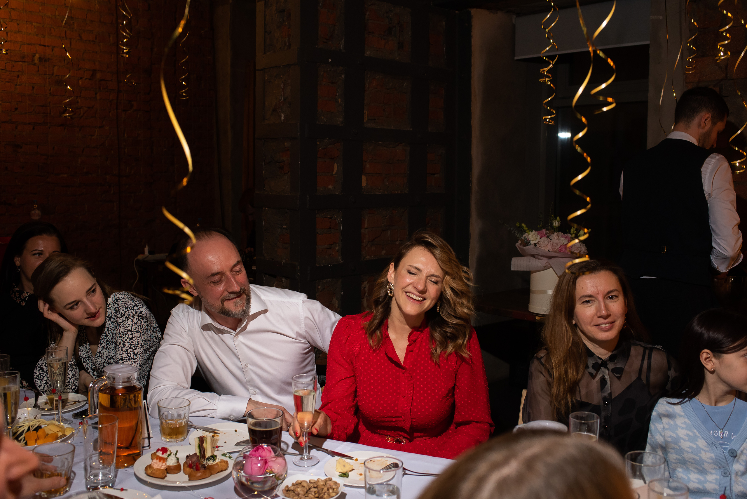 ДР Полины в лофте. Репортажный фотограф в Москве Alena Sfotkaet