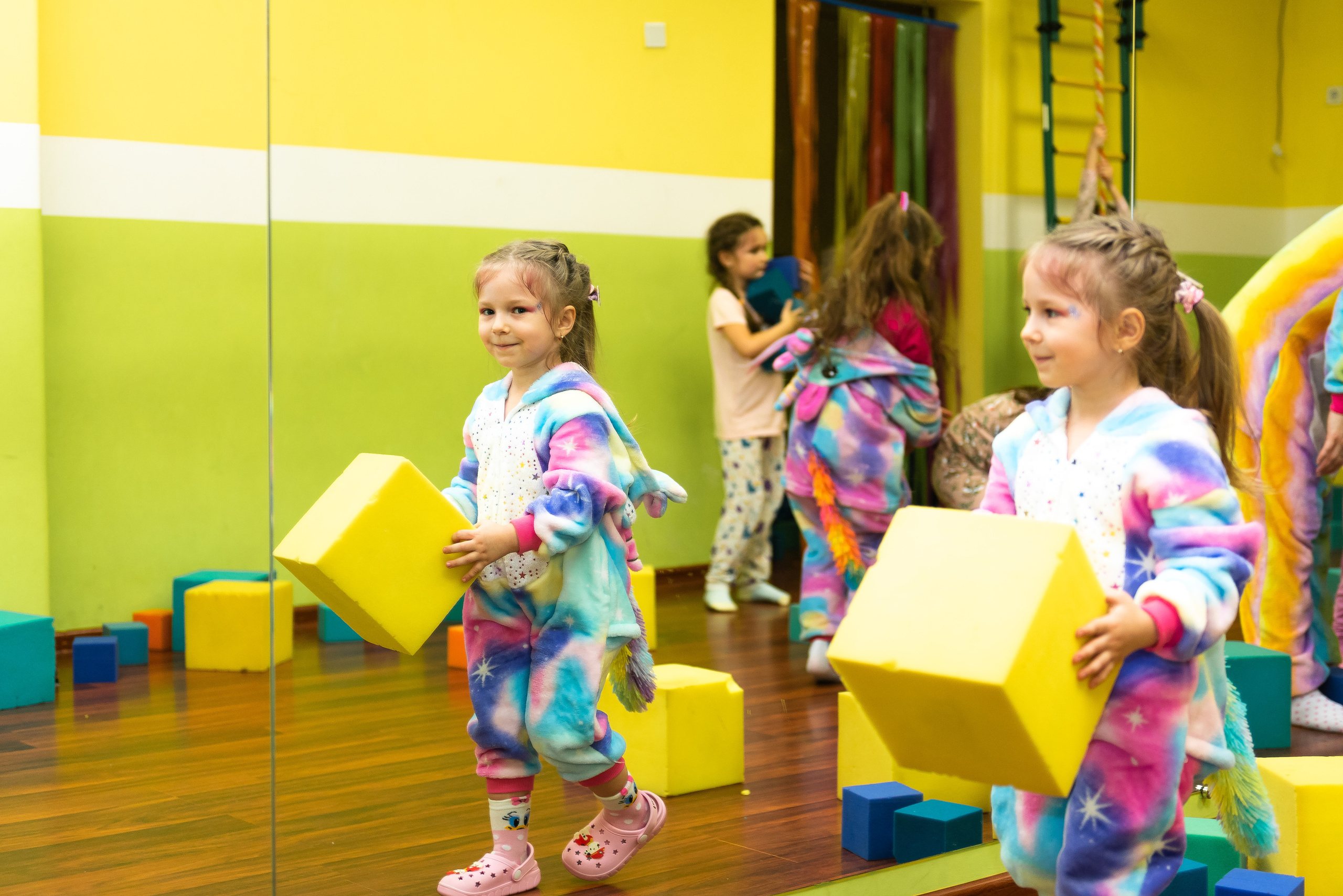 Пижамная вечеринка в игровом центре. Репортажный фотограф в Москве Alena Sfotkaet