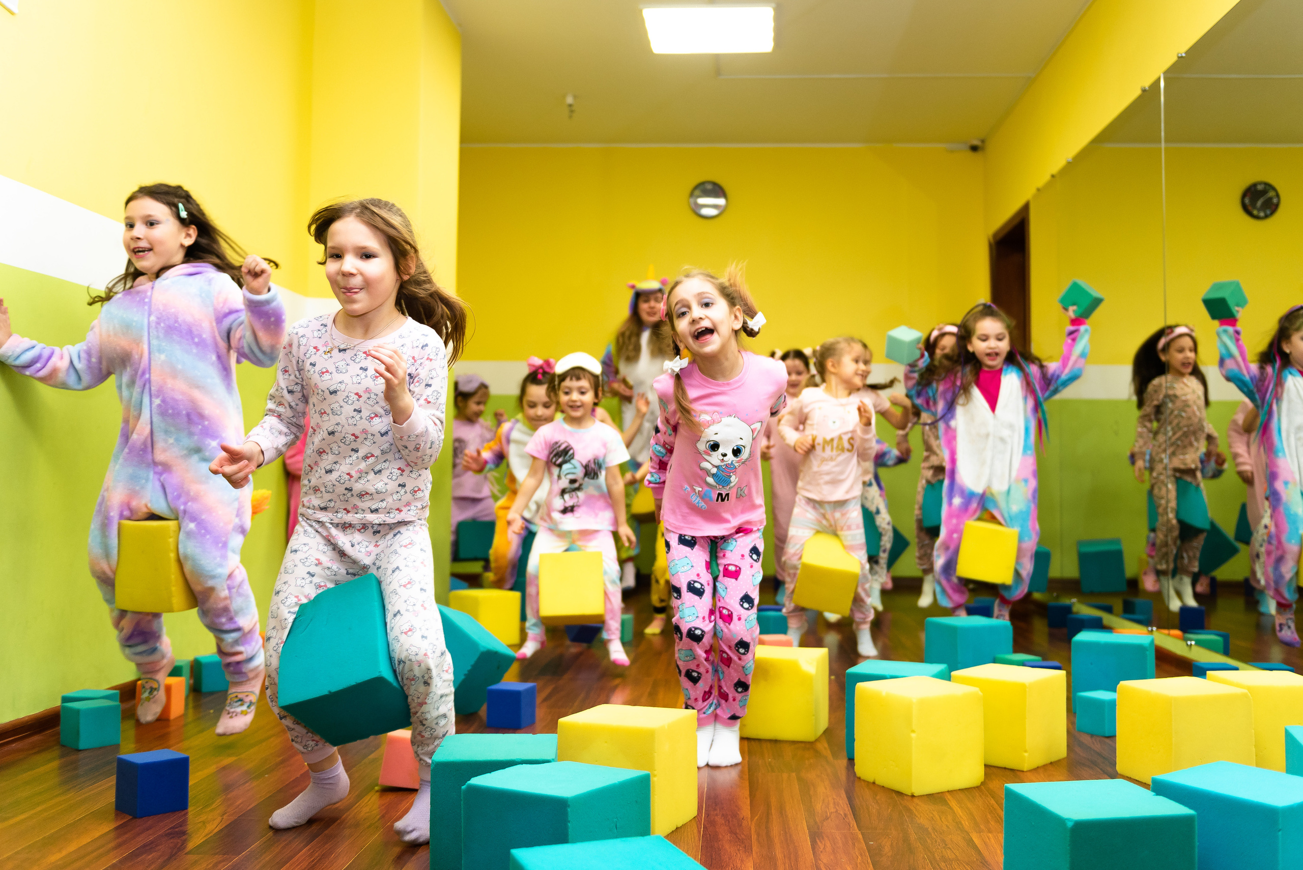 Пижамная вечеринка в игровом центре. Репортажный фотограф в Москве Alena Sfotkaet