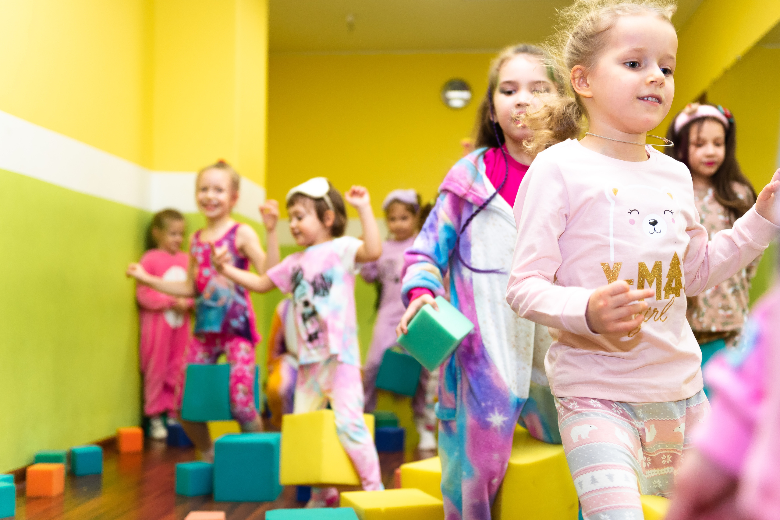 Пижамная вечеринка в игровом центре. Репортажный фотограф в Москве Alena Sfotkaet