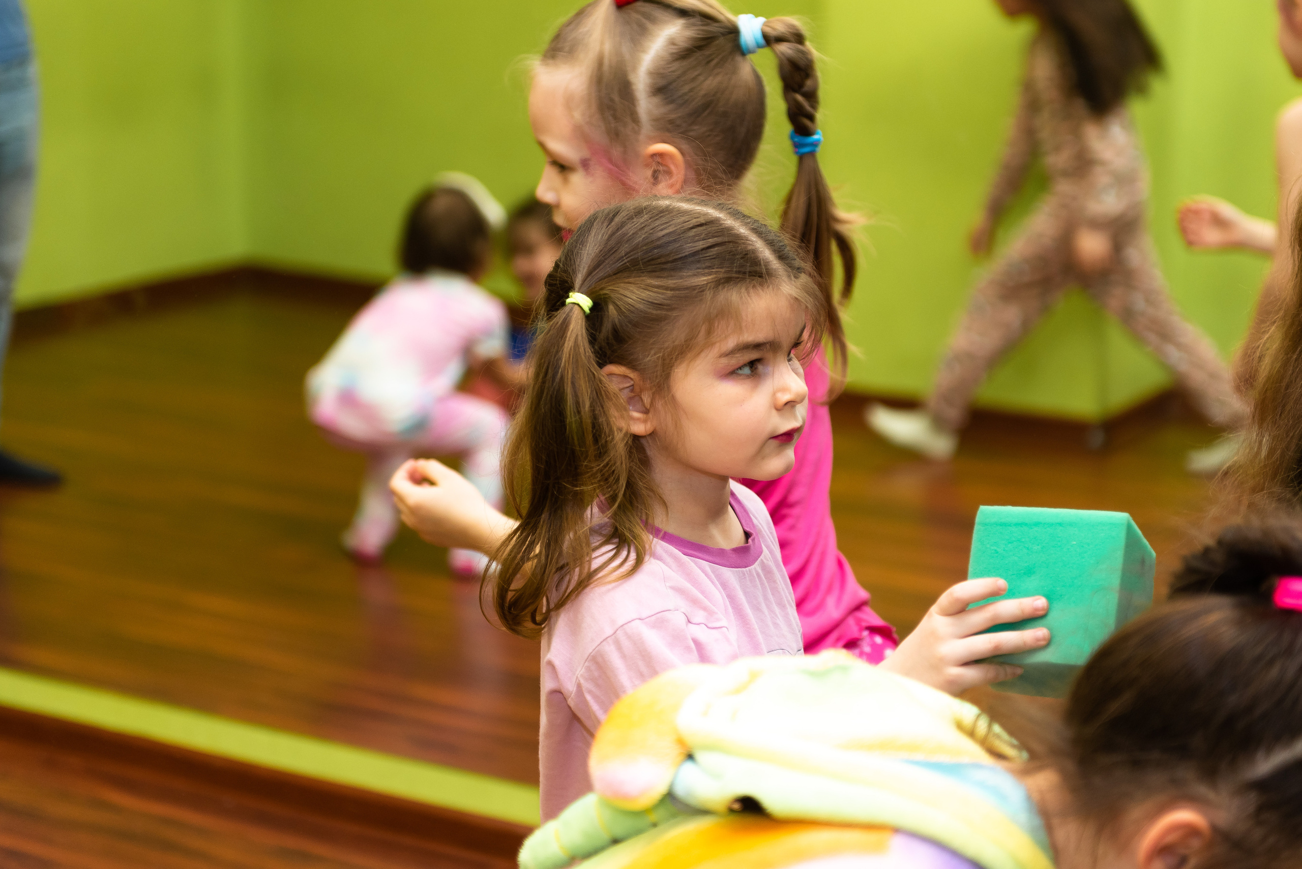 Пижамная вечеринка в игровом центре. Репортажный фотограф в Москве Alena Sfotkaet