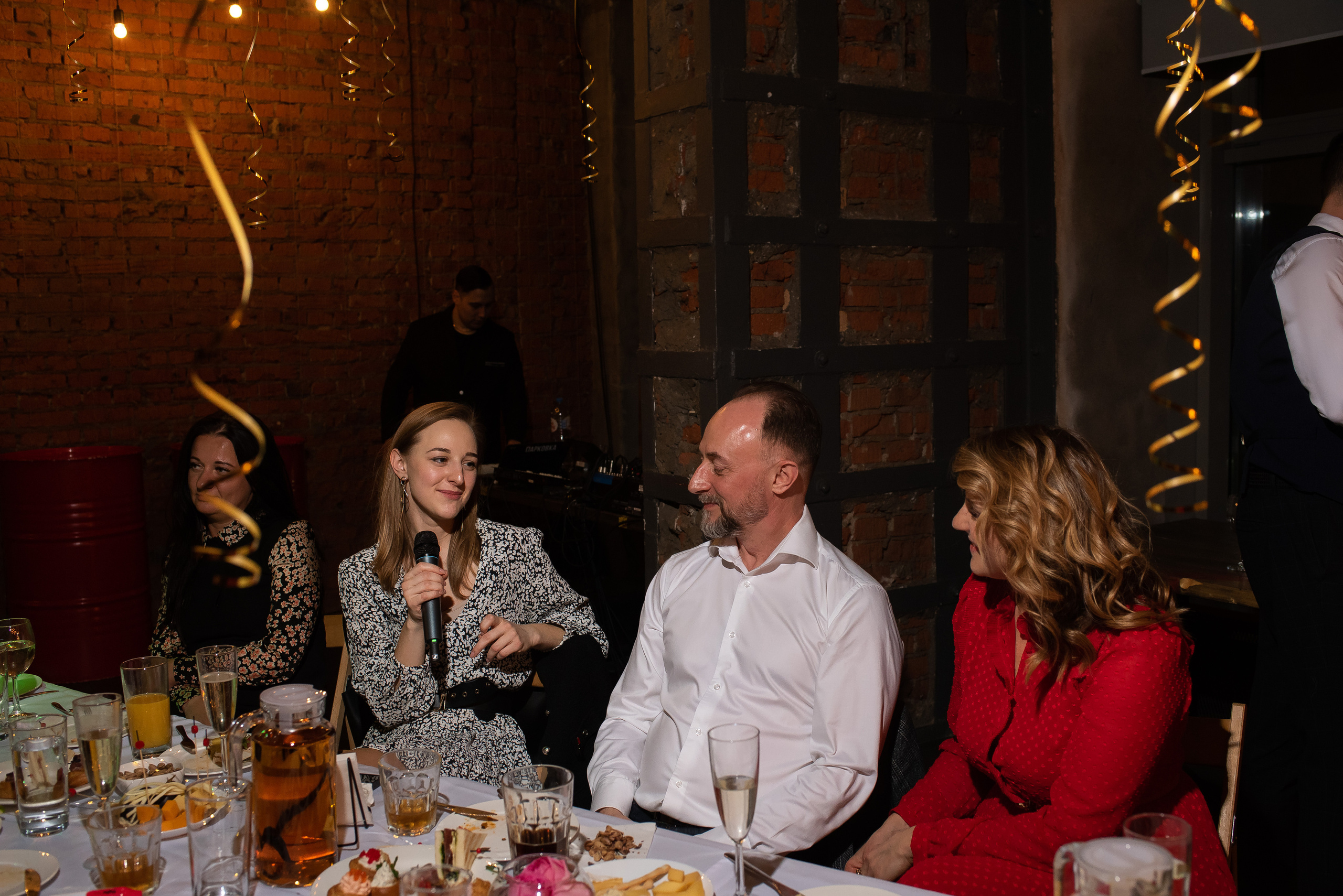 ДР Полины в лофте. Репортажный фотограф в Москве Alena Sfotkaet