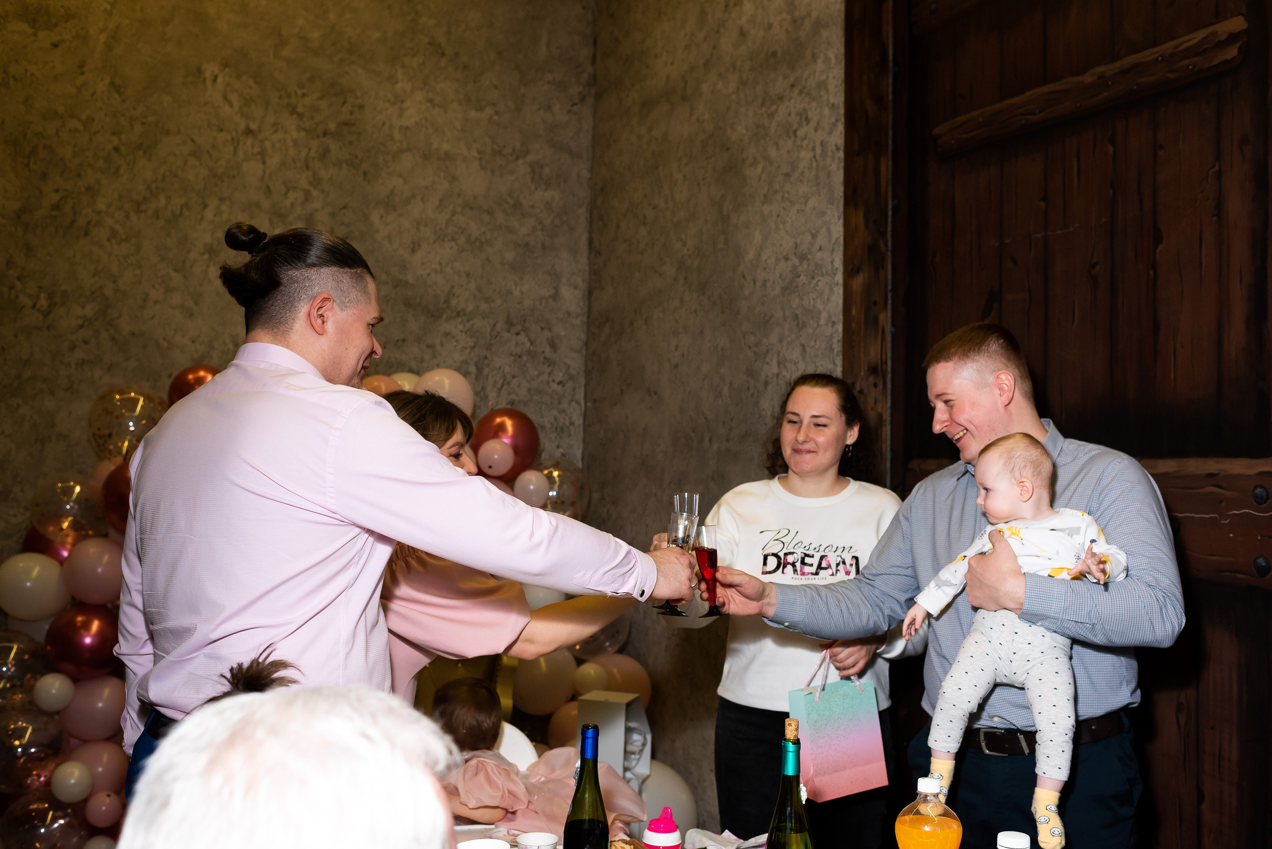 ДР Агаты в лофте. Репортажный фотограф в Москве Alena Sfotkaet