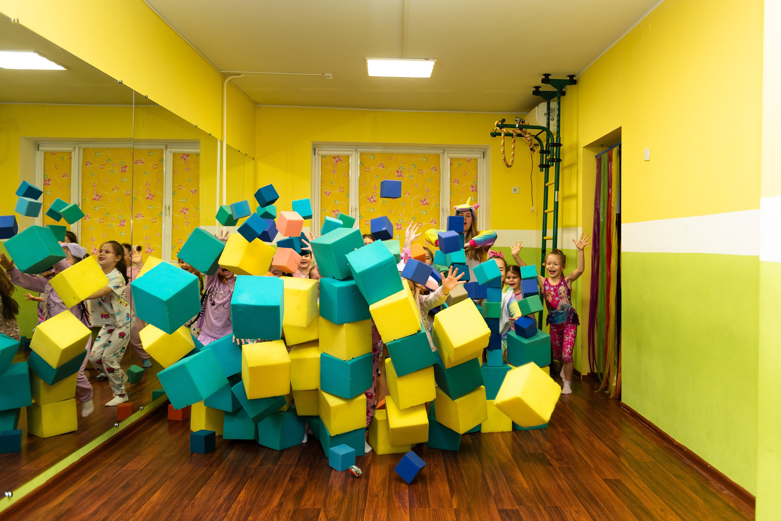 Пижамная вечеринка в игровом центре. Репортажный фотограф в Москве Alena Sfotkaet