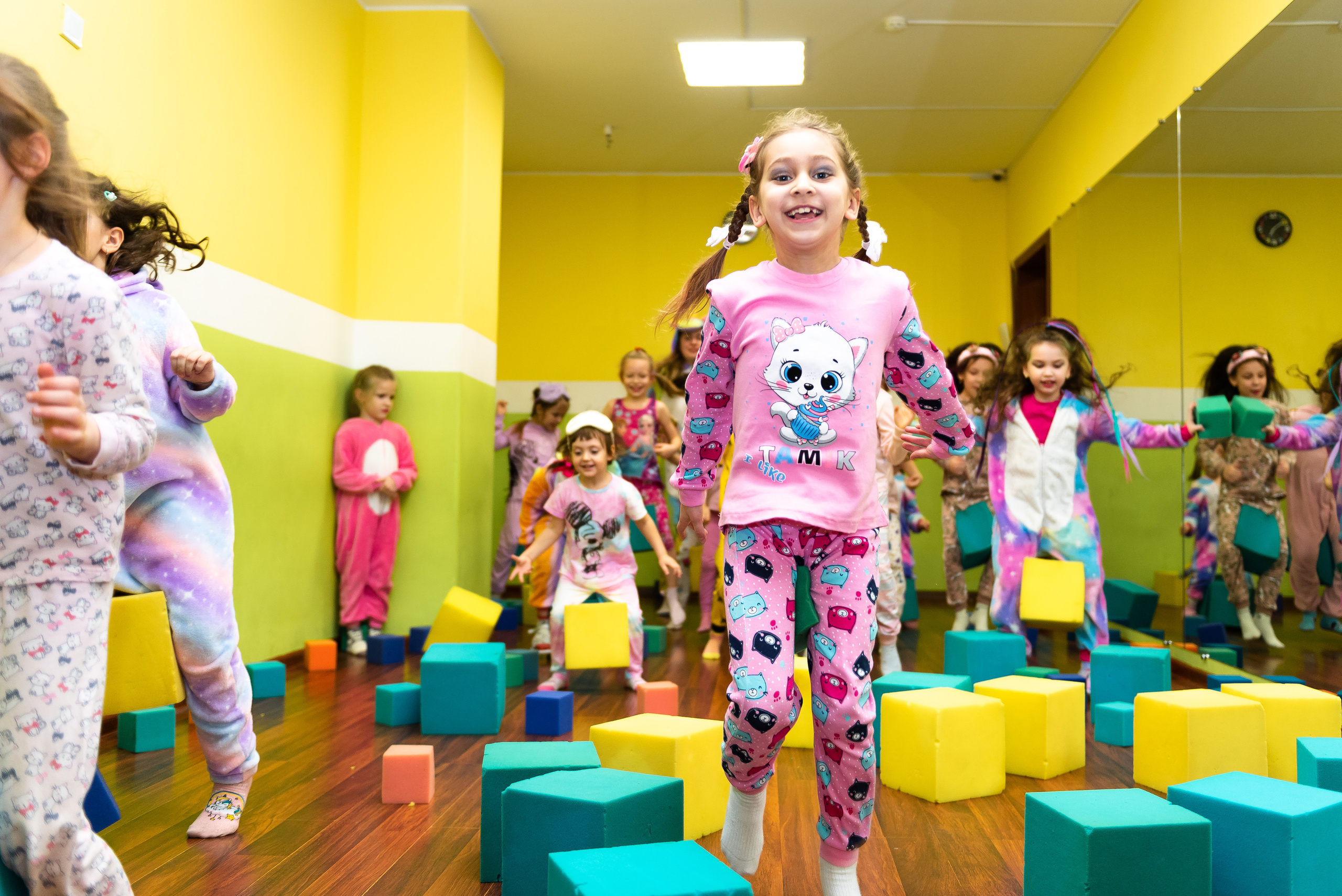 Пижамная вечеринка в игровом центре. Репортажный фотограф в Москве Alena Sfotkaet