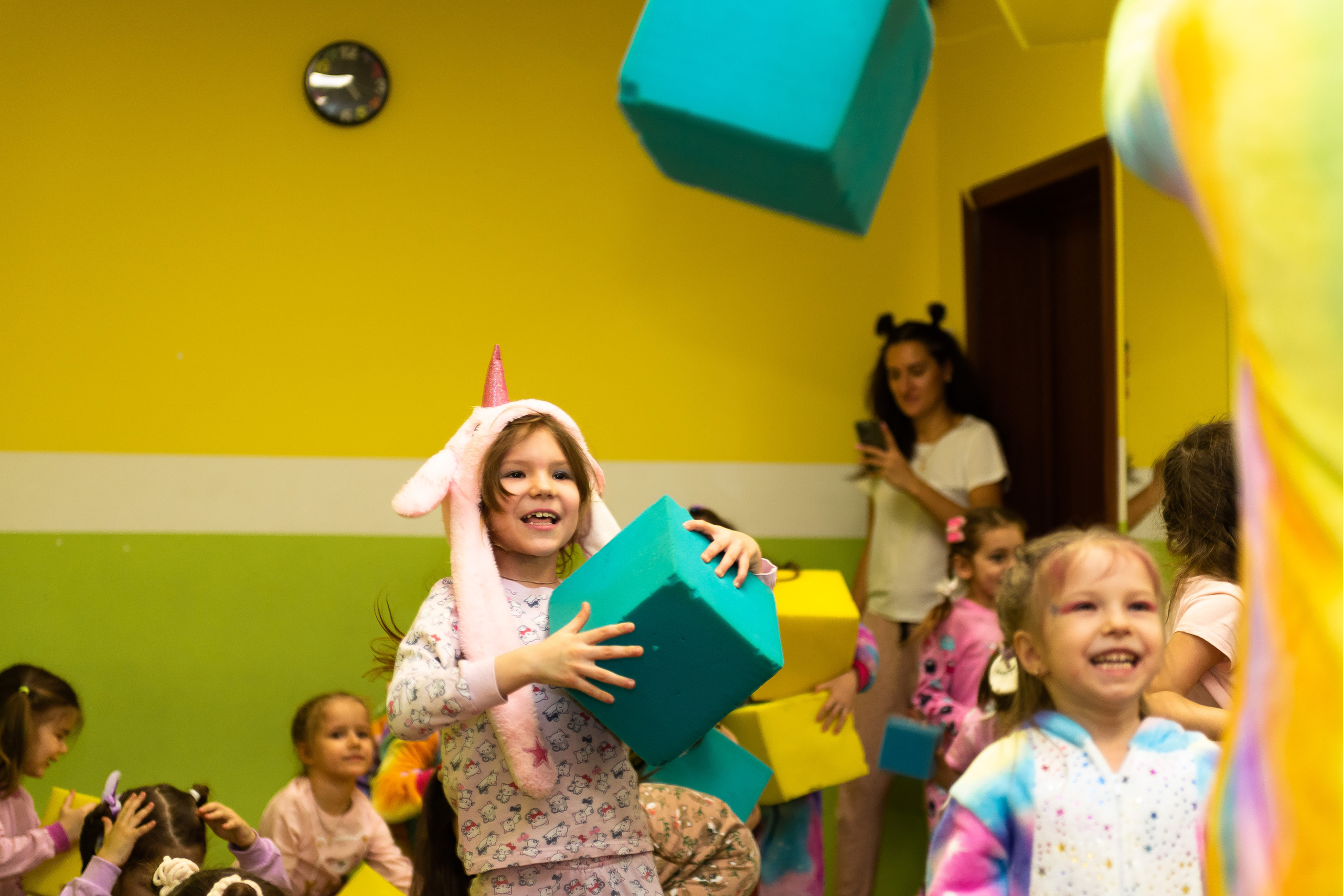 Пижамная вечеринка в игровом центре. Репортажный фотограф в Москве Alena Sfotkaet