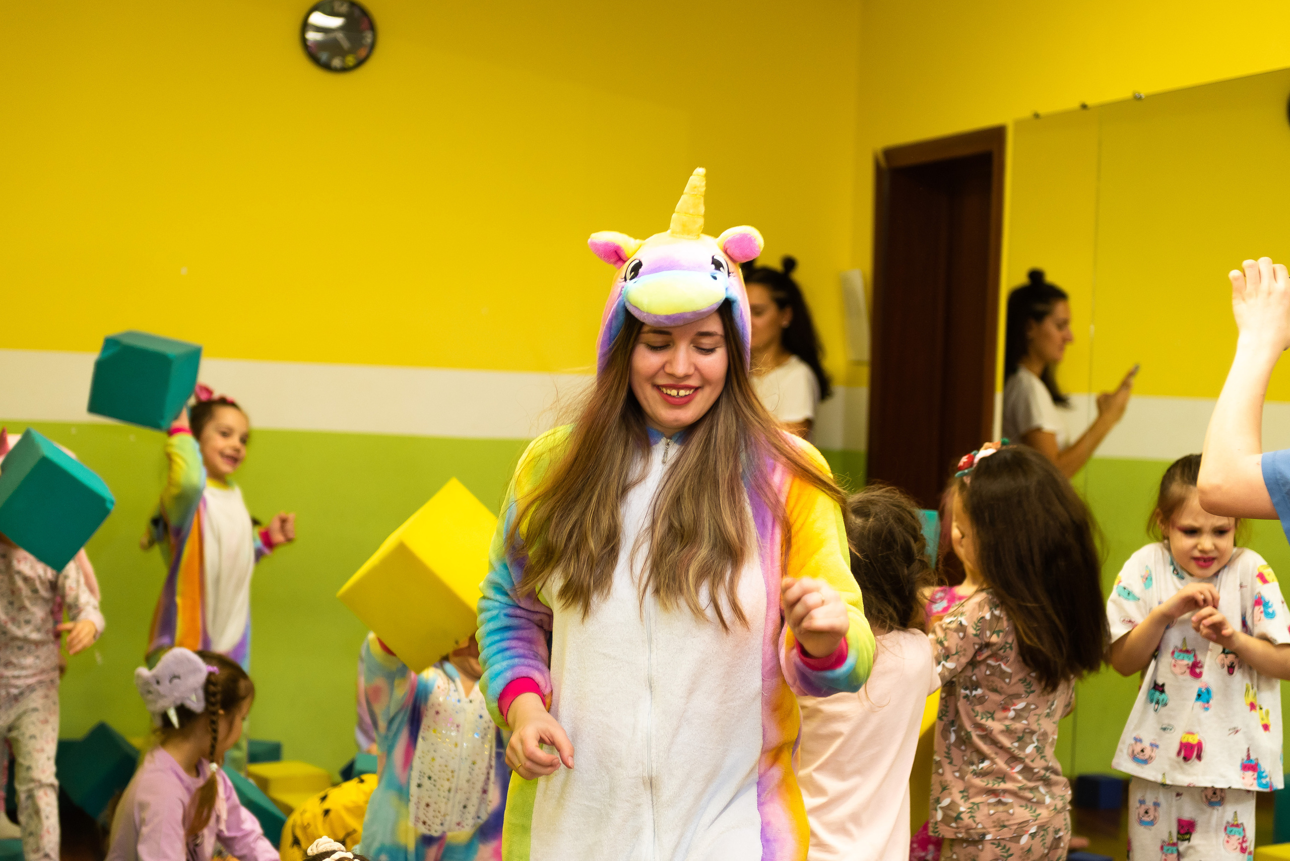 Пижамная вечеринка в игровом центре. Репортажный фотограф в Москве Alena Sfotkaet