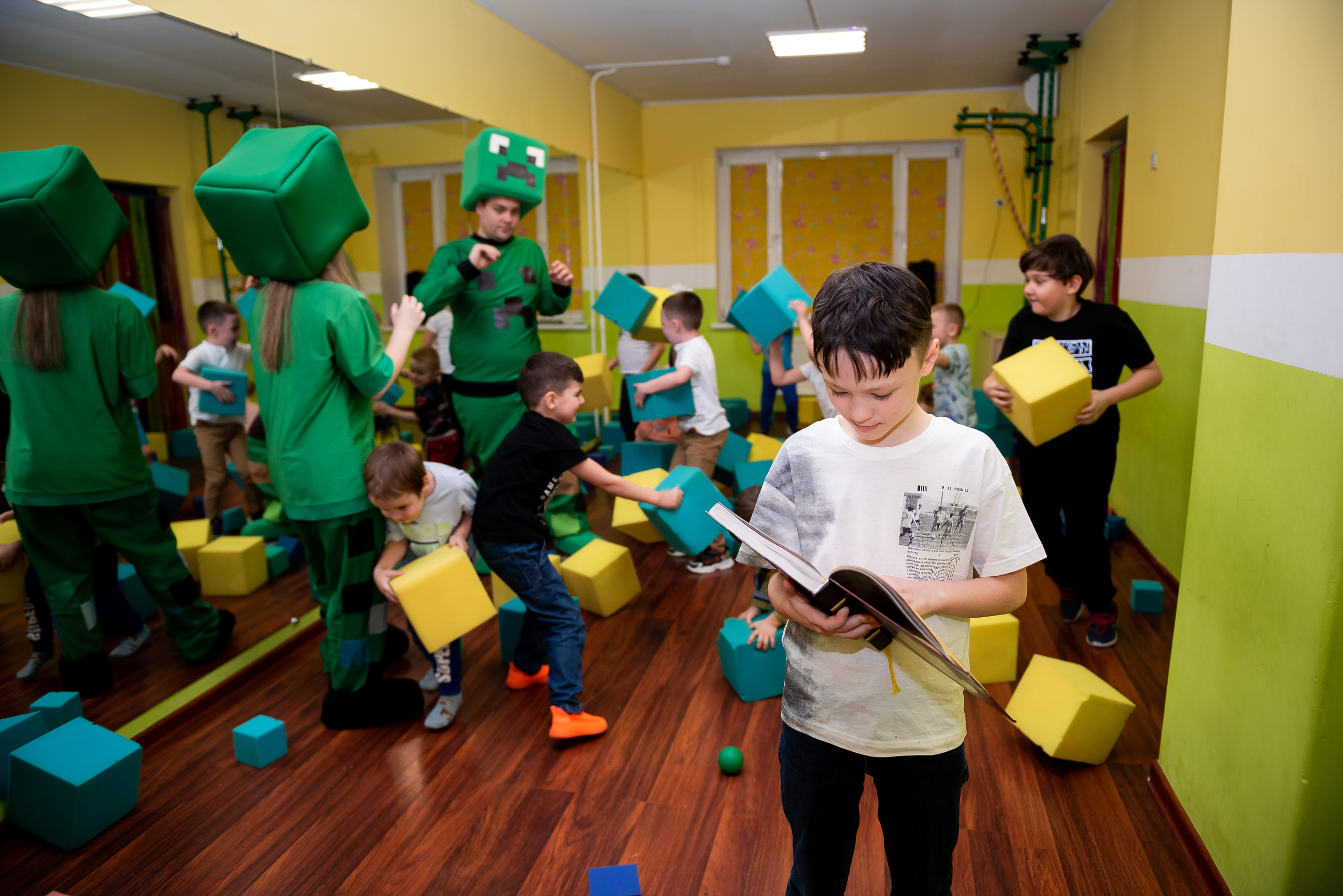 ДР Лёши в игровом центре. Репортажный фотограф в Москве Alena Sfotkaet