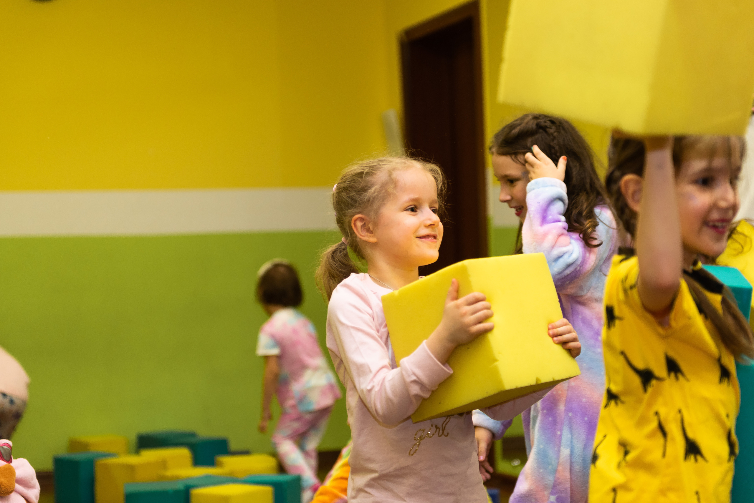 Пижамная вечеринка в игровом центре. Репортажный фотограф в Москве Alena Sfotkaet