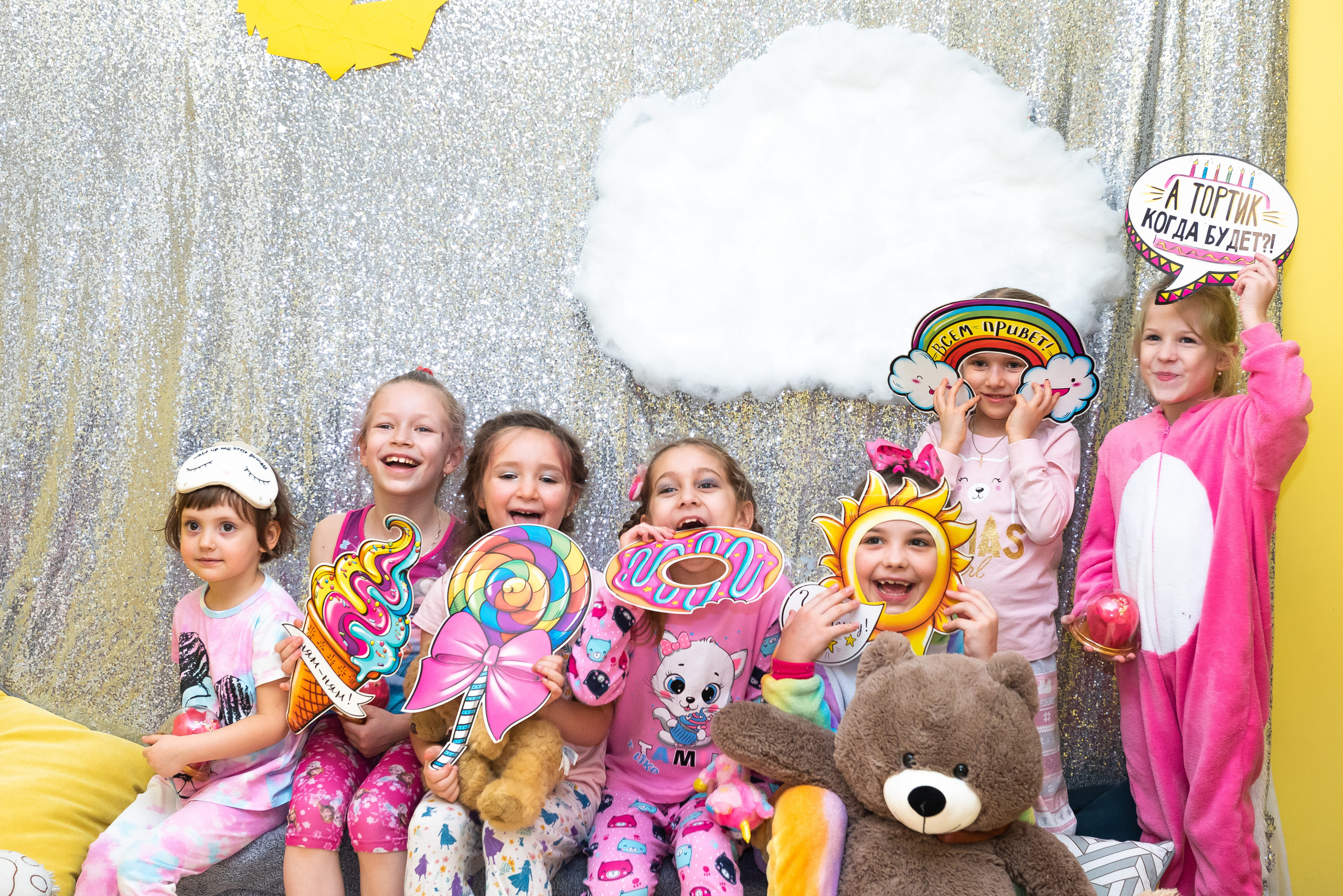 Пижамная вечеринка в игровом центре. Репортажный фотограф в Москве Alena Sfotkaet