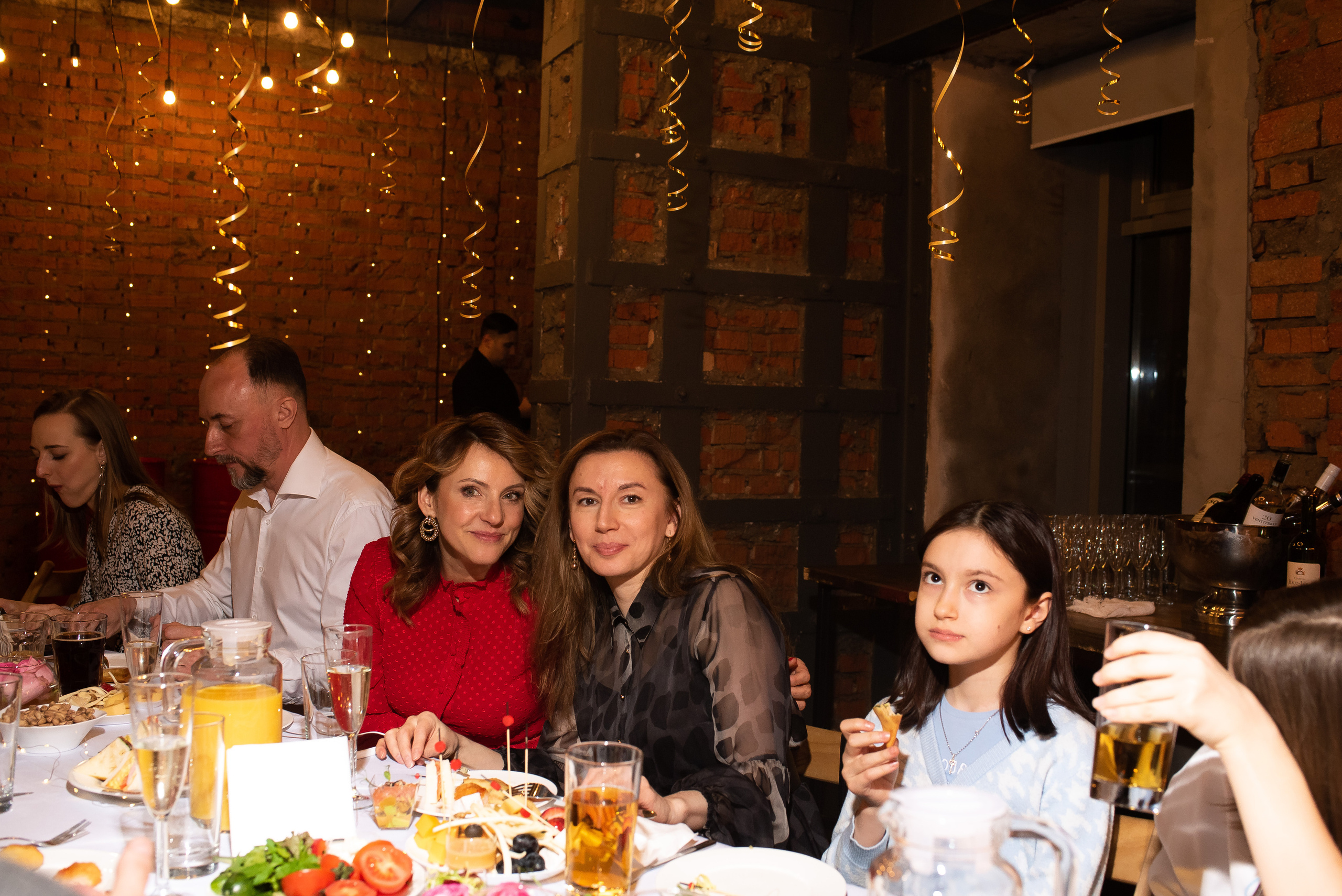 ДР Полины в лофте. Репортажный фотограф в Москве Alena Sfotkaet