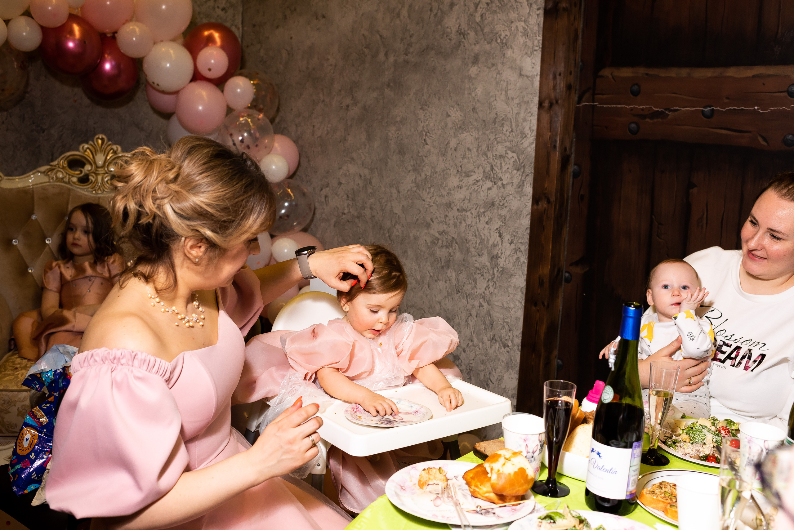 ДР Агаты в лофте. Репортажный фотограф в Москве Alena Sfotkaet