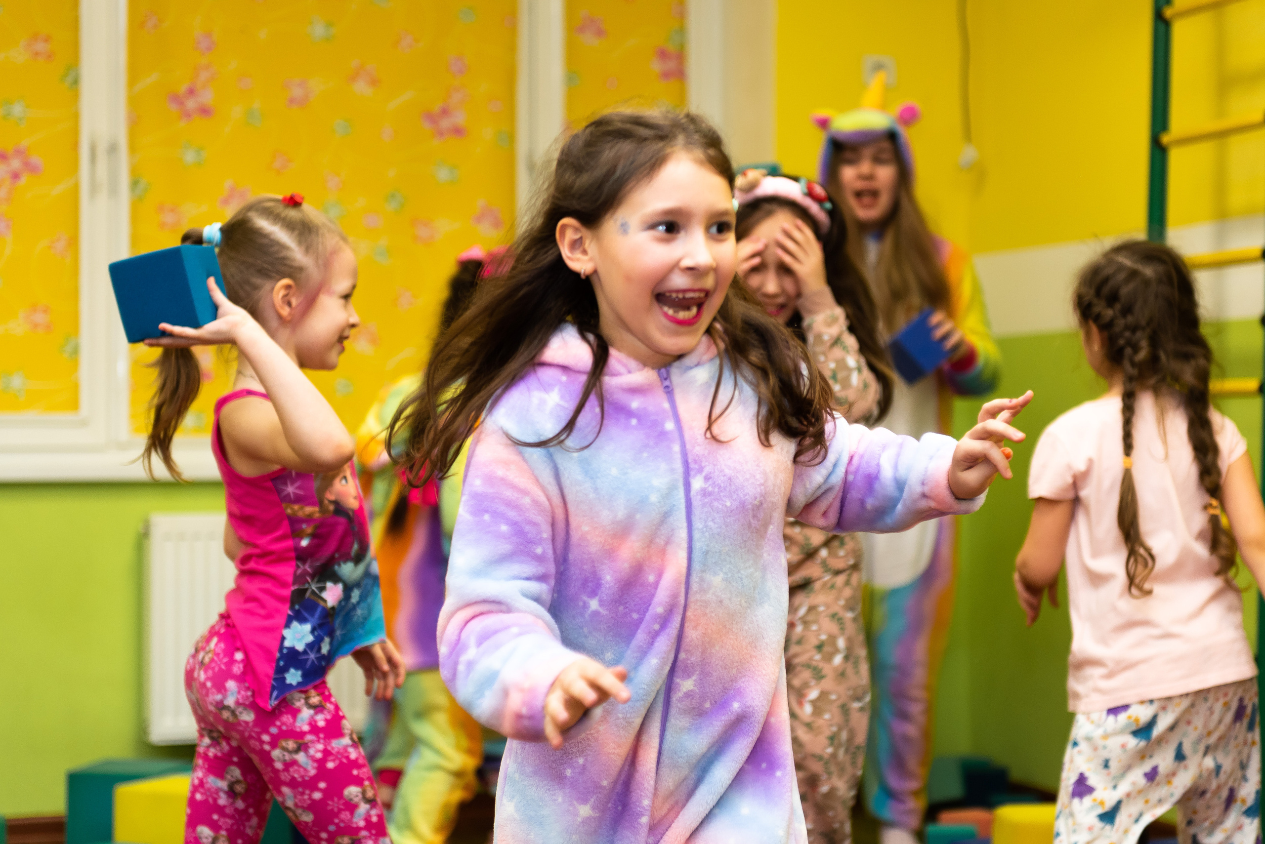 Пижамная вечеринка в игровом центре. Репортажный фотограф в Москве Alena Sfotkaet