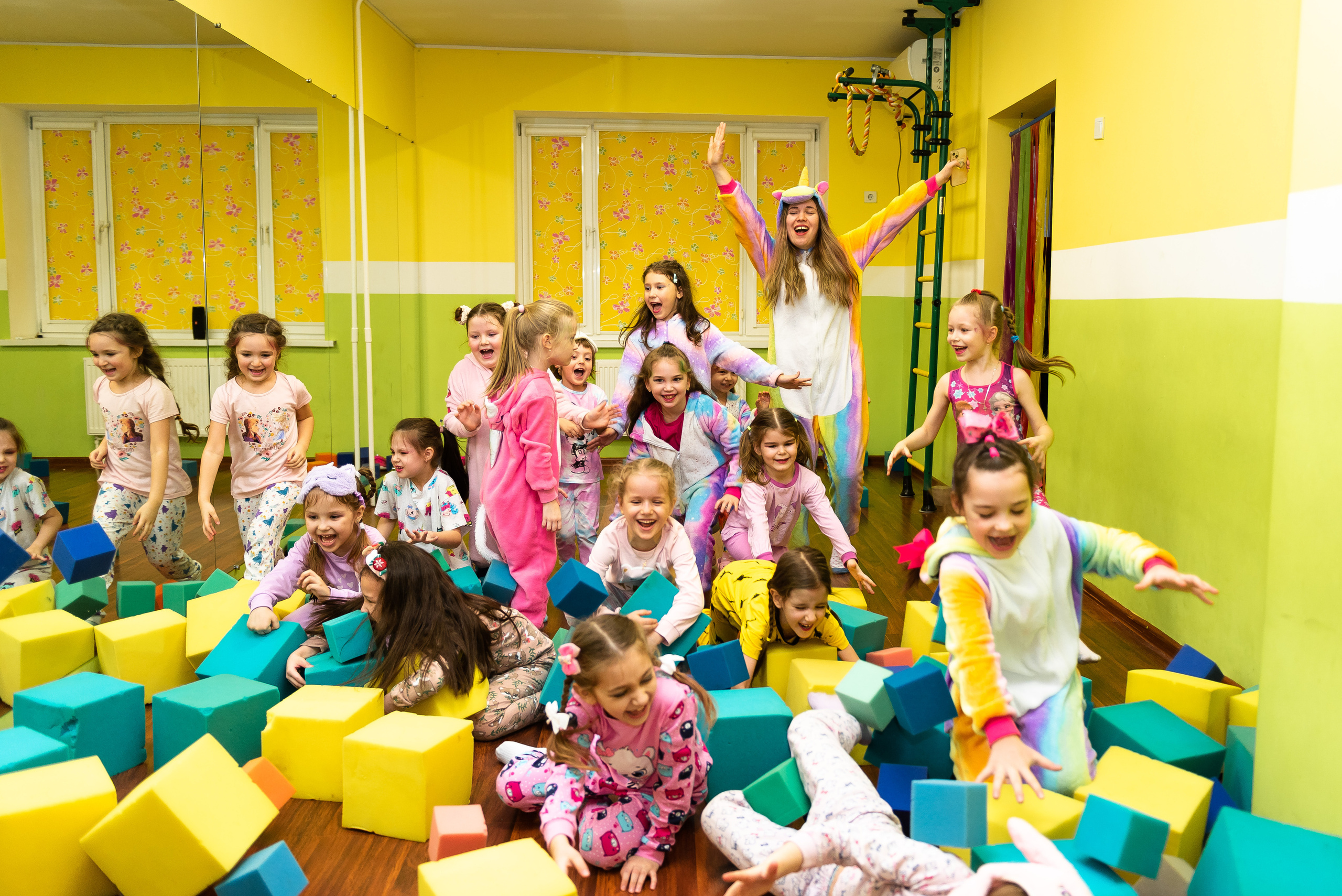 Пижамная вечеринка в игровом центре. Репортажный фотограф в Москве Alena Sfotkaet