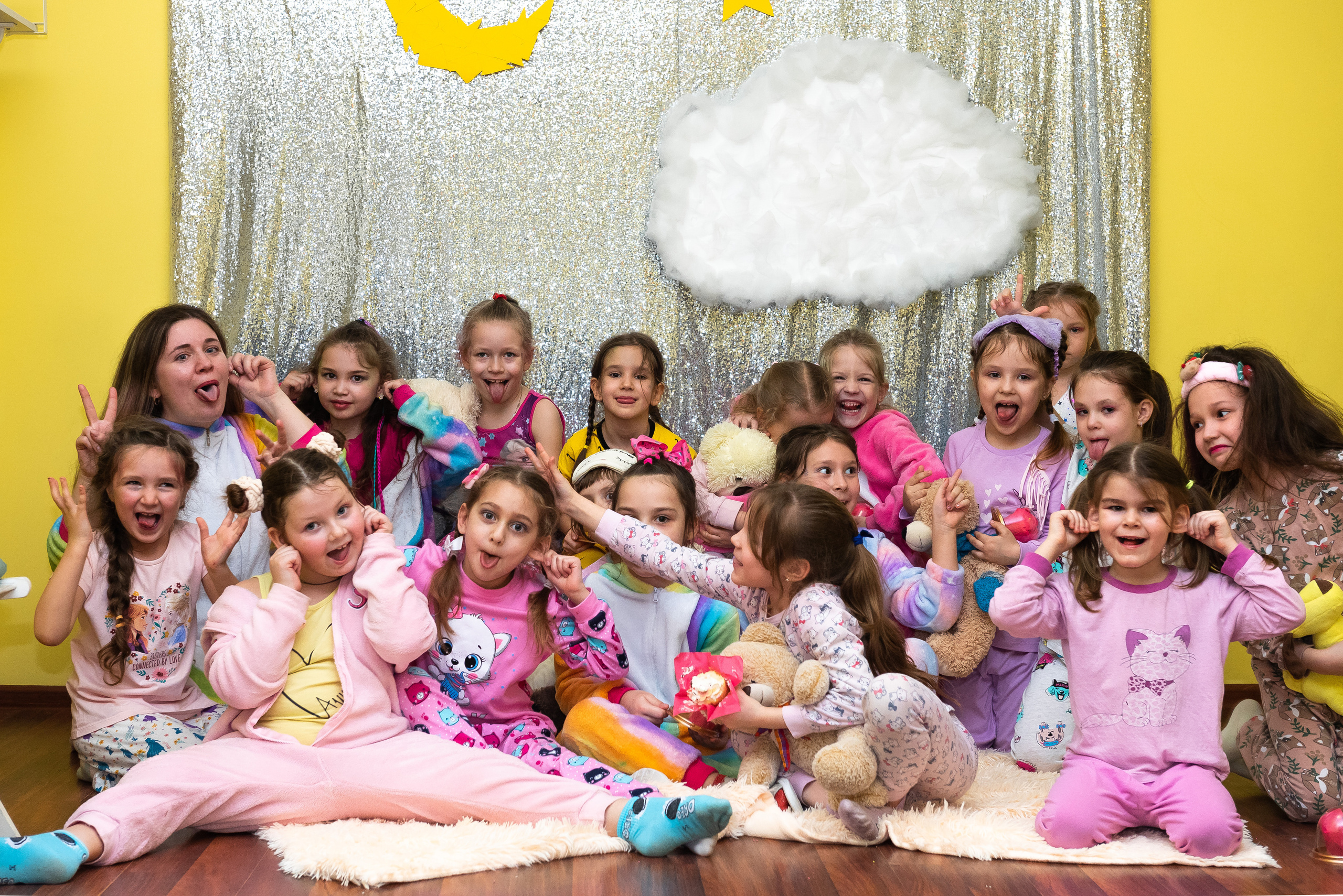 Пижамная вечеринка в игровом центре. Репортажный фотограф в Москве Alena Sfotkaet