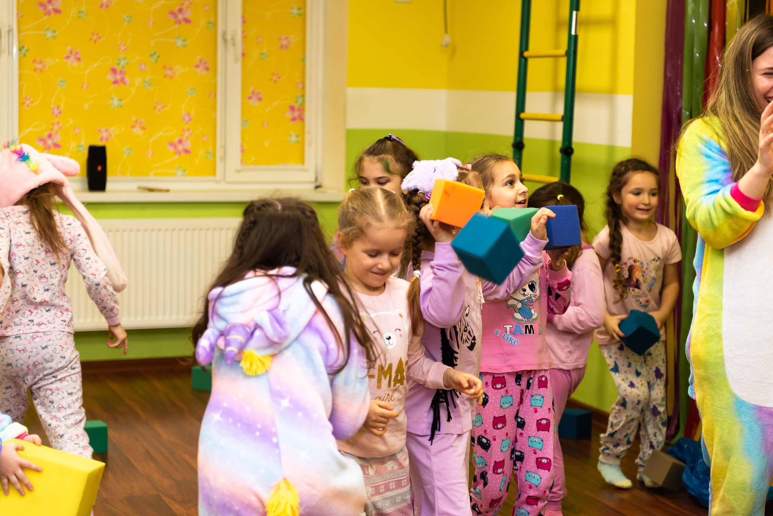 Пижамная вечеринка в игровом центре. Репортажный фотограф в Москве Alena Sfotkaet