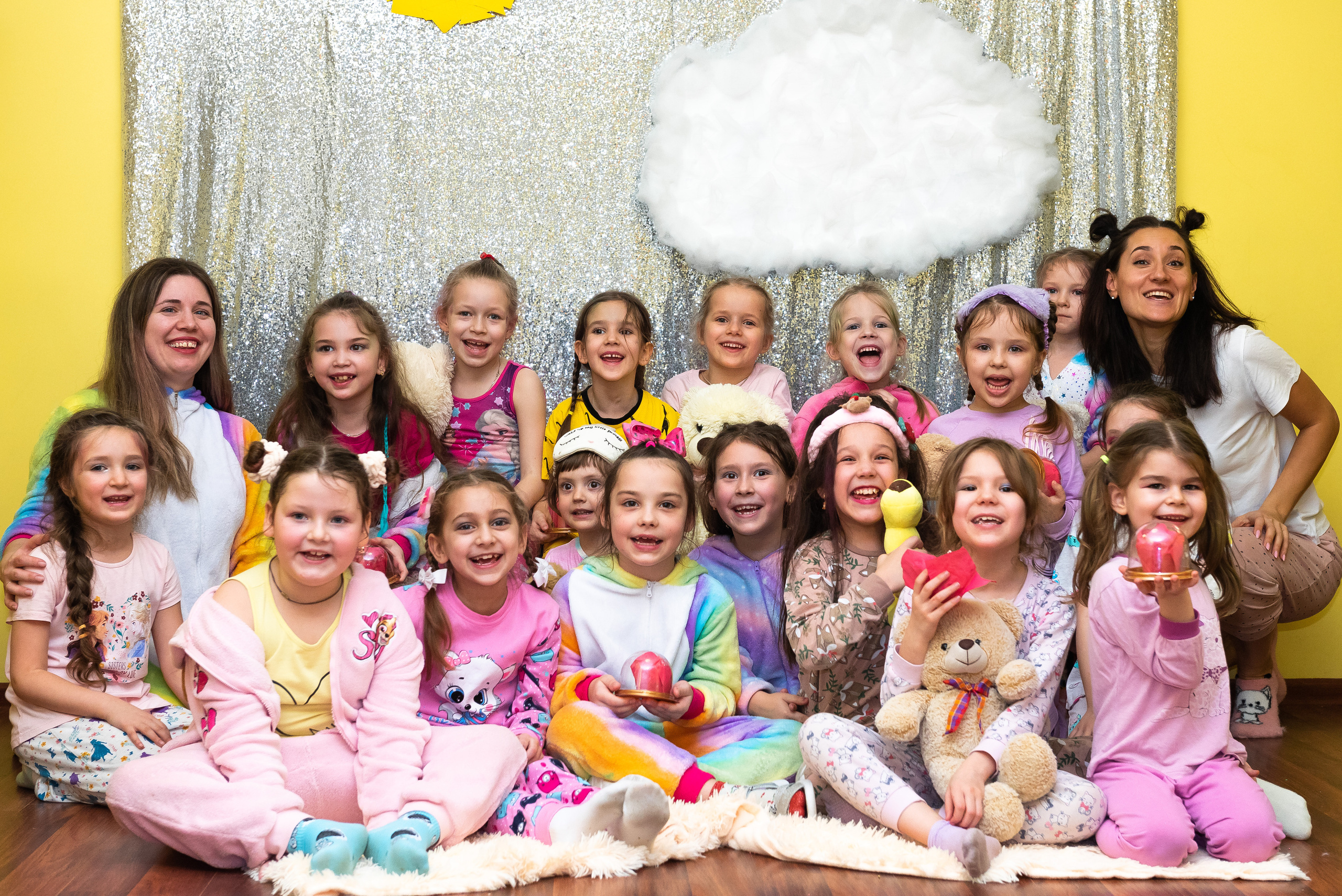 Пижамная вечеринка в игровом центре. Репортажный фотограф в Москве Alena Sfotkaet