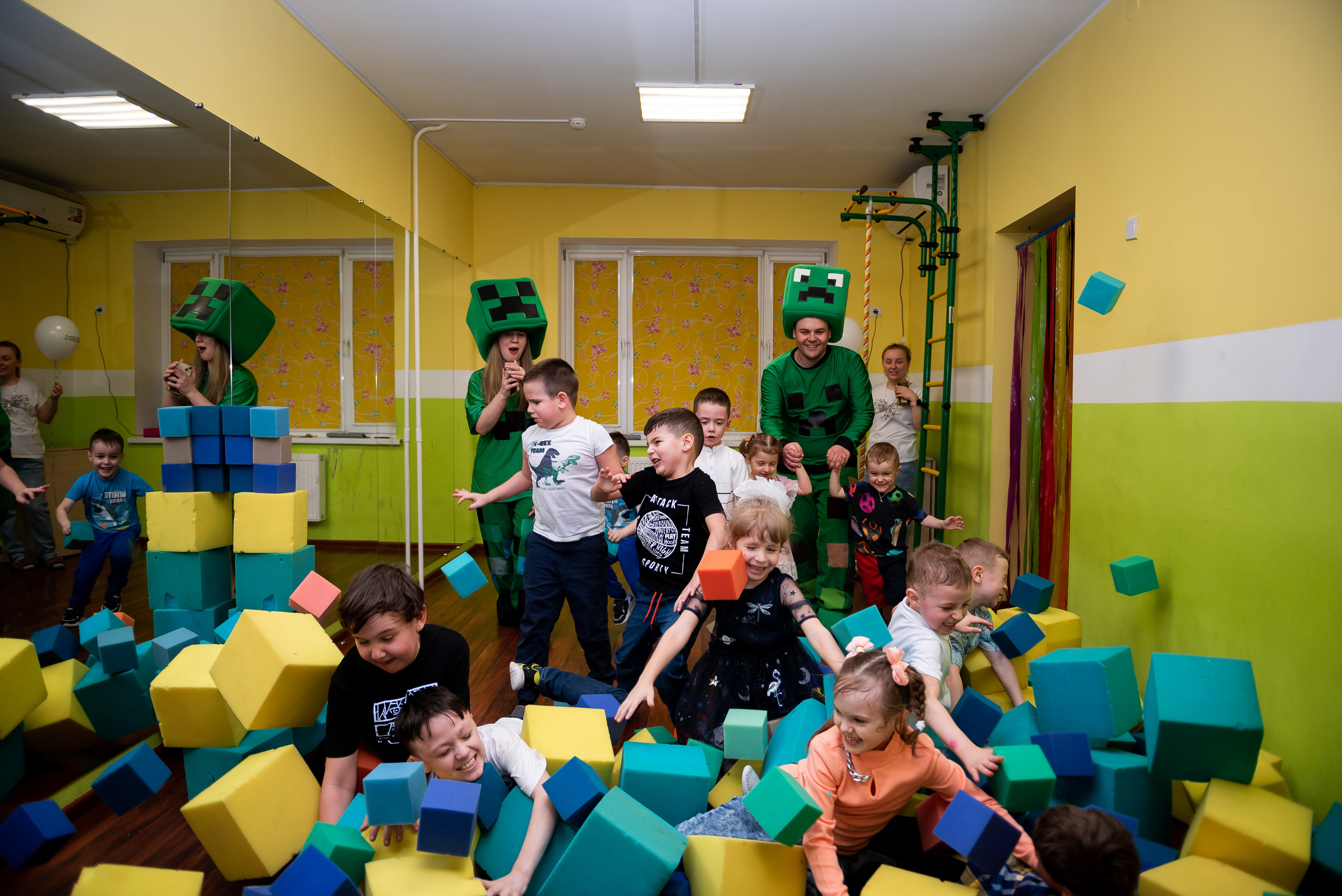 ДР Лёши в игровом центре. Репортажный фотограф в Москве Alena Sfotkaet