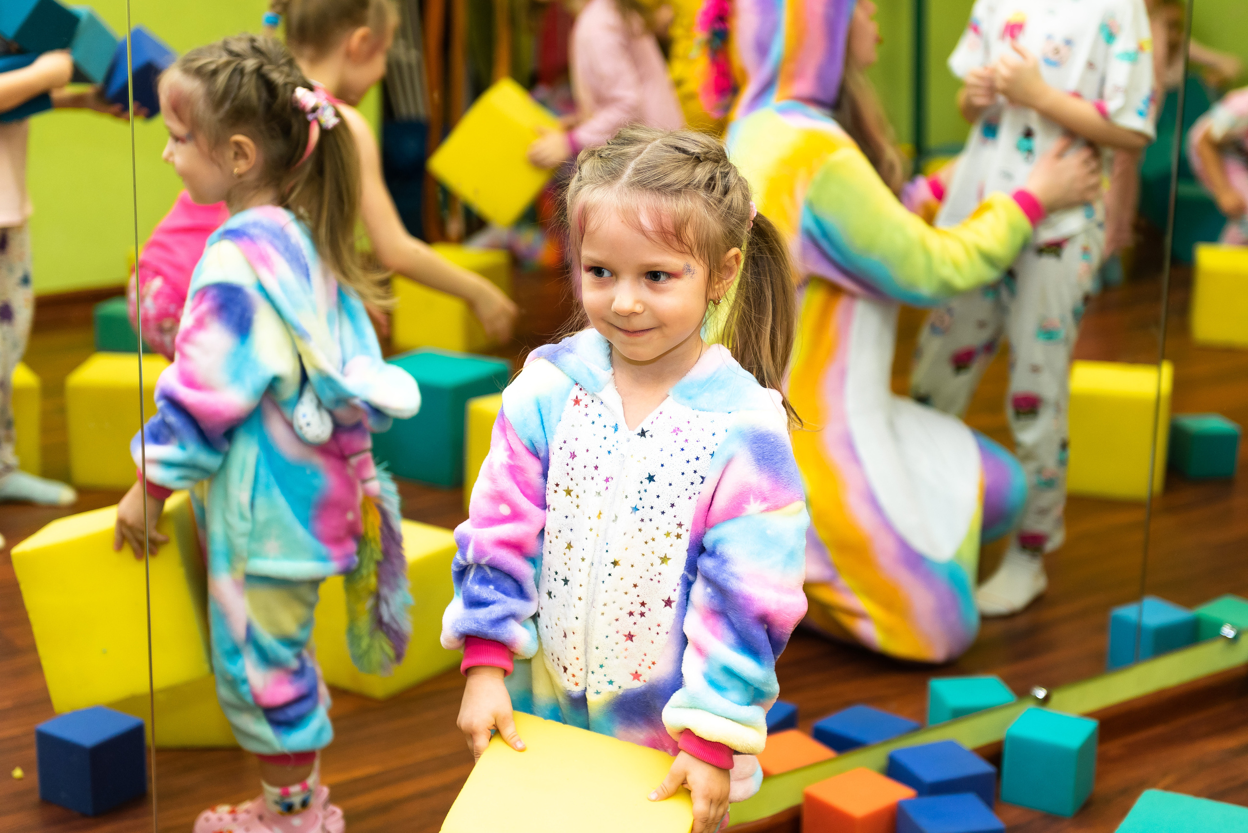 Пижамная вечеринка в игровом центре. Репортажный фотограф в Москве Alena Sfotkaet