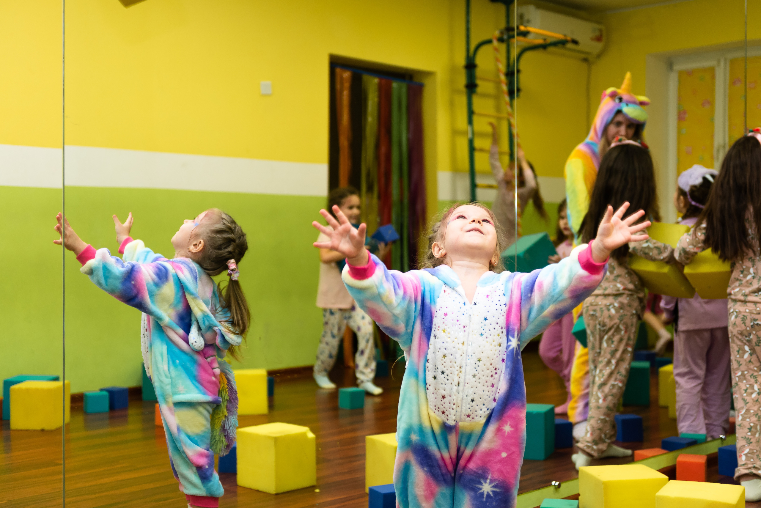 Пижамная вечеринка в игровом центре. Репортажный фотограф в Москве Alena Sfotkaet