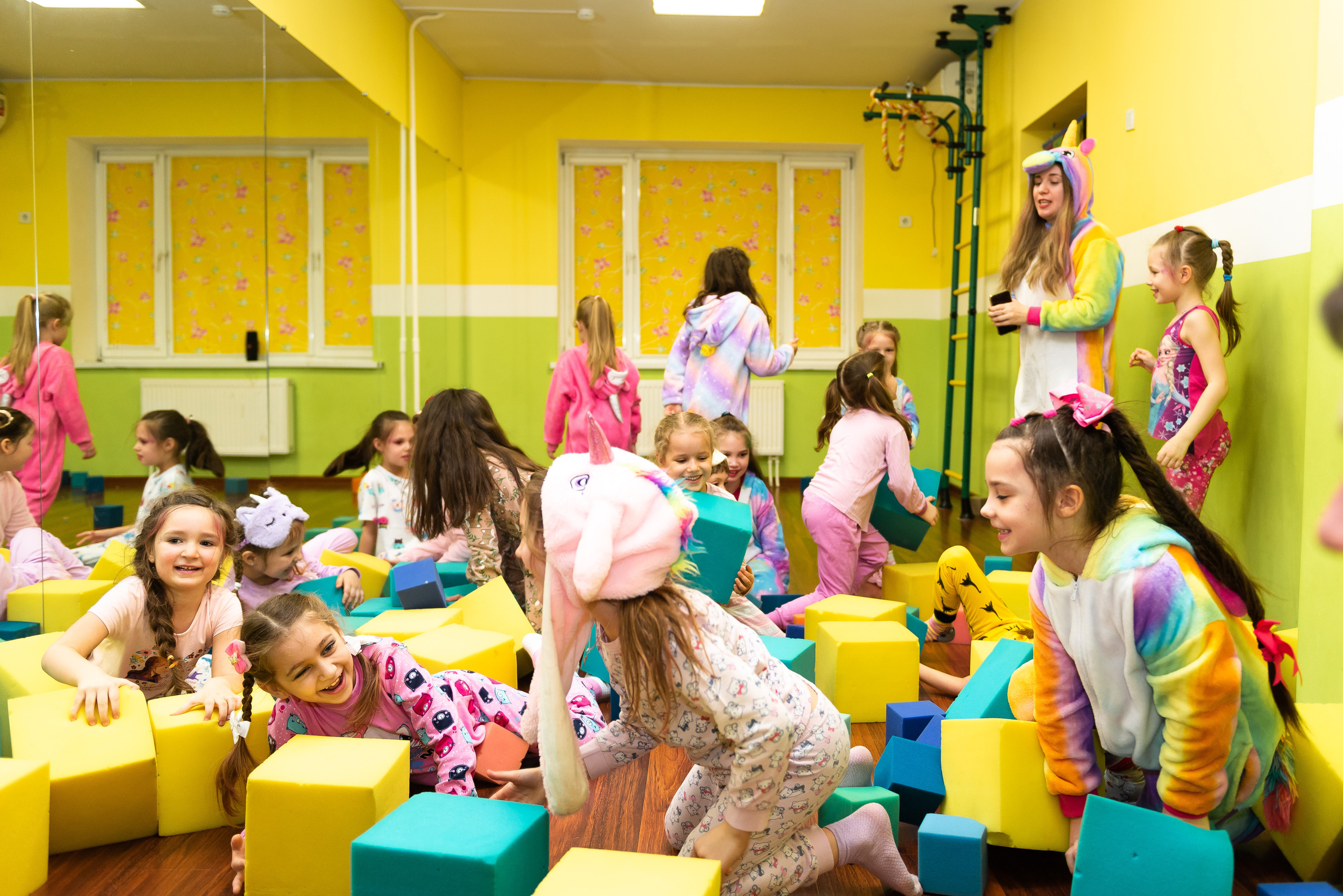 Пижамная вечеринка в игровом центре. Репортажный фотограф в Москве Alena Sfotkaet