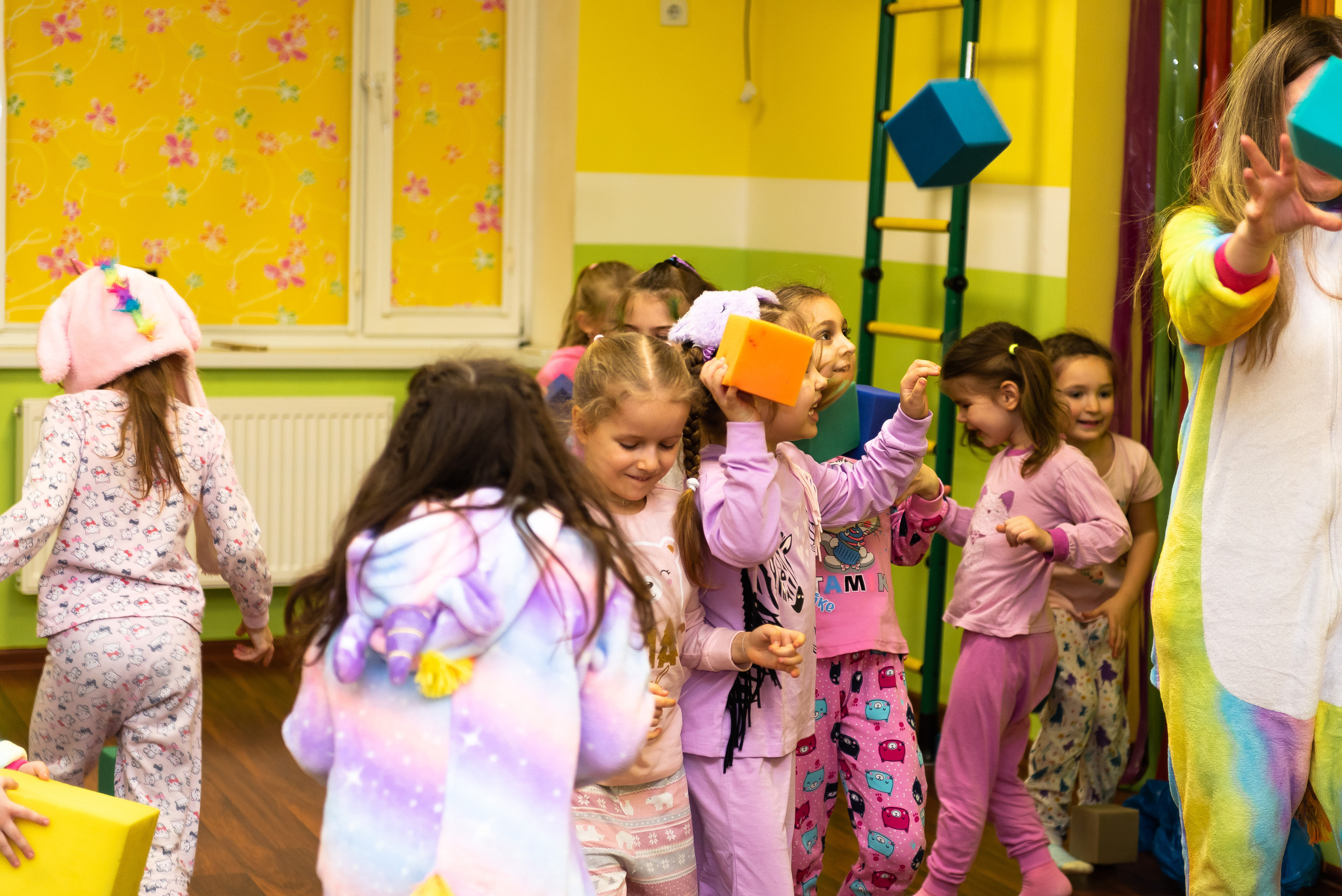 Пижамная вечеринка в игровом центре. Репортажный фотограф в Москве Alena Sfotkaet