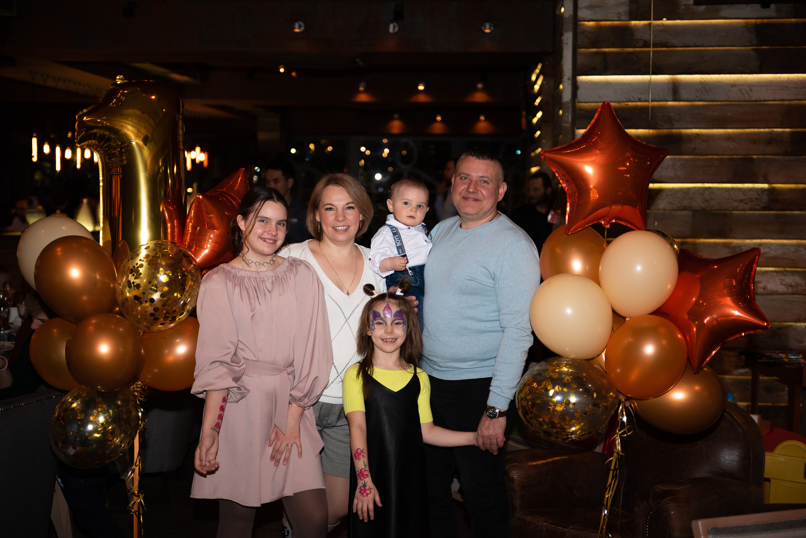 ДР Артёмки в ресторане. Репортажный фотограф в Москве Alena Sfotkaet