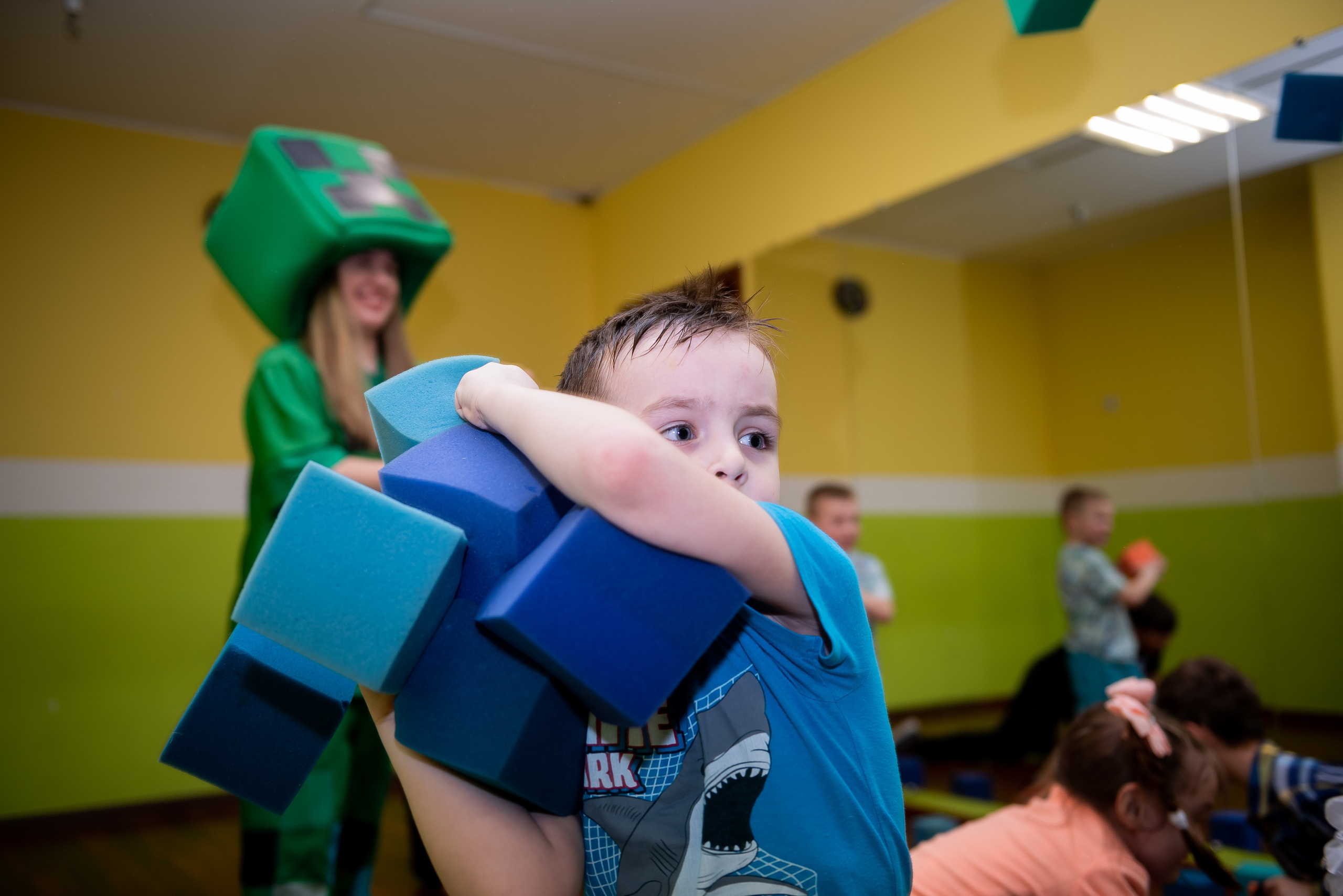 ДР Лёши в игровом центре. Репортажный фотограф в Москве Alena Sfotkaet