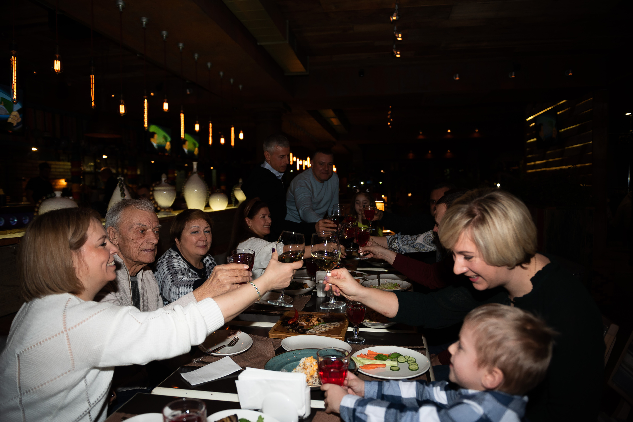 ДР Артёмки в ресторане. Репортажный фотограф в Москве Alena Sfotkaet