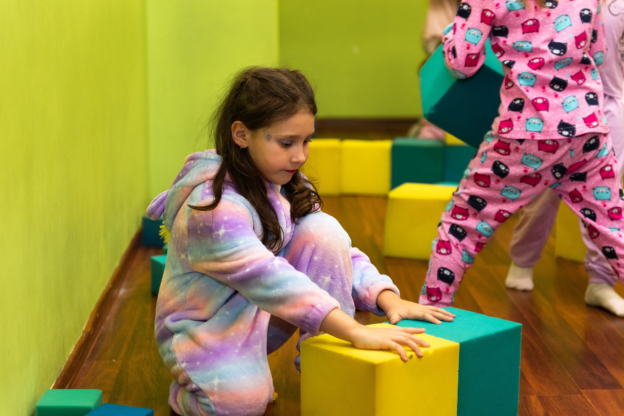 Пижамная вечеринка в игровом центре. Репортажный фотограф в Москве Alena Sfotkaet