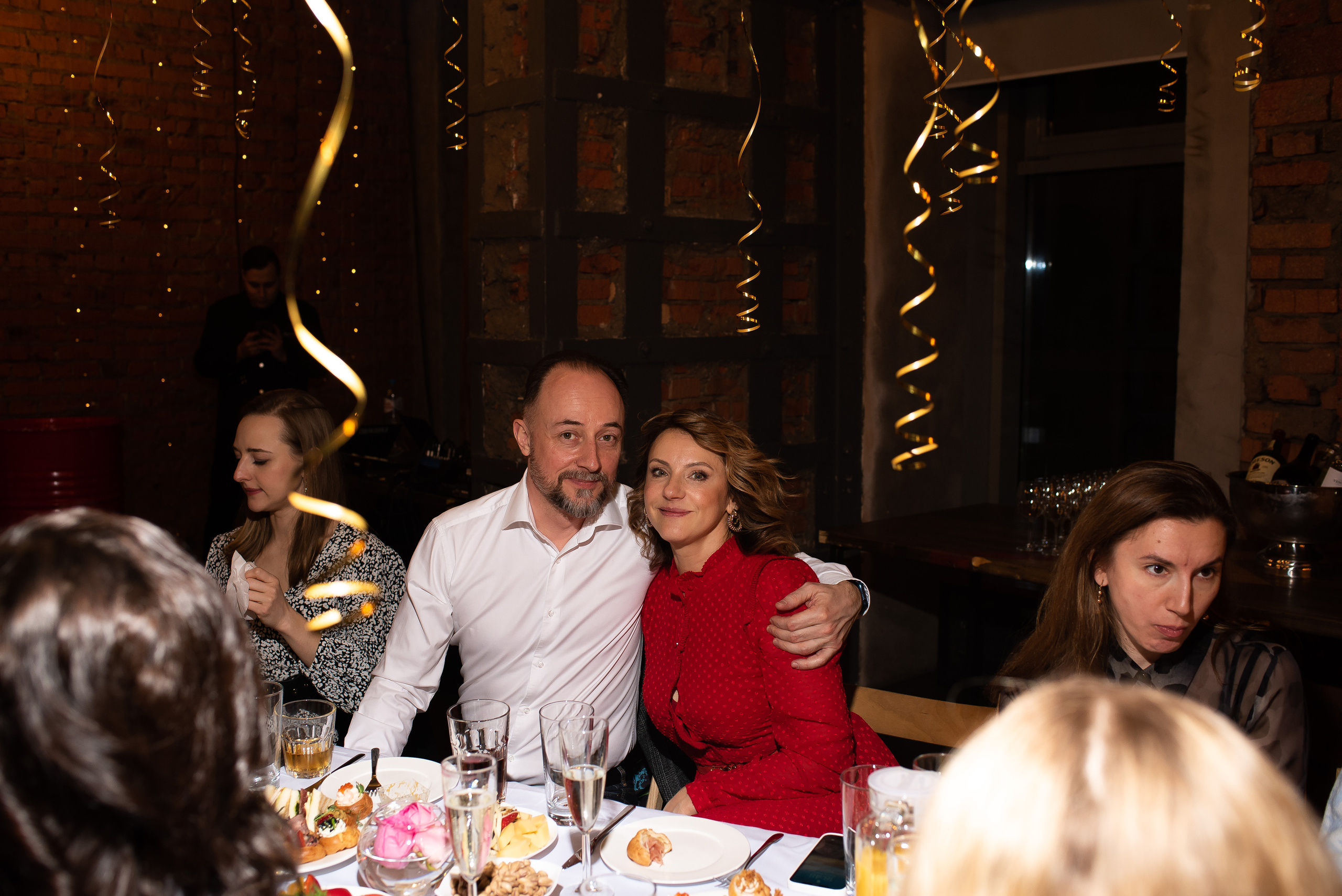 ДР Полины в лофте. Репортажный фотограф в Москве Alena Sfotkaet