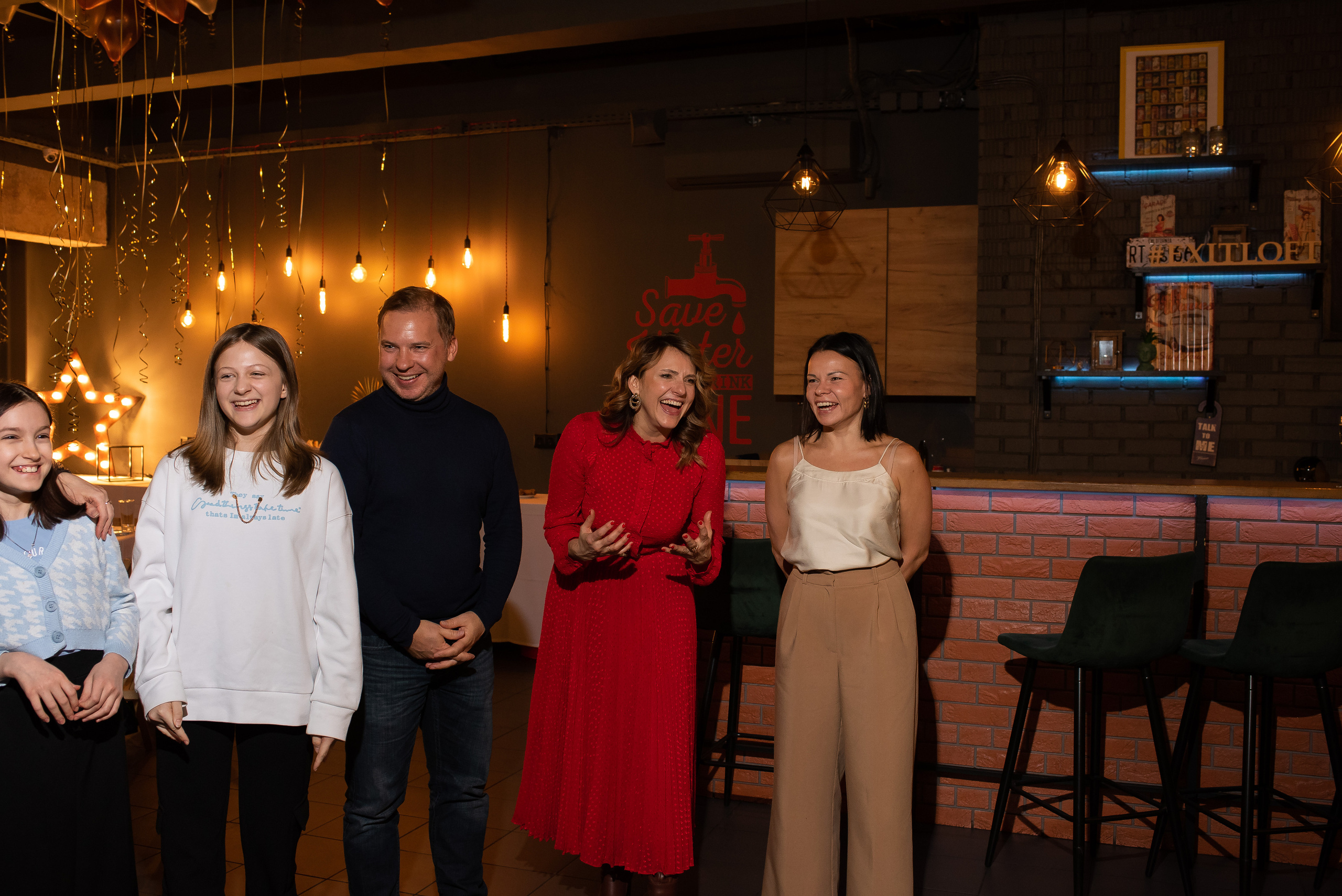 ДР Полины в лофте. Репортажный фотограф в Москве Alena Sfotkaet