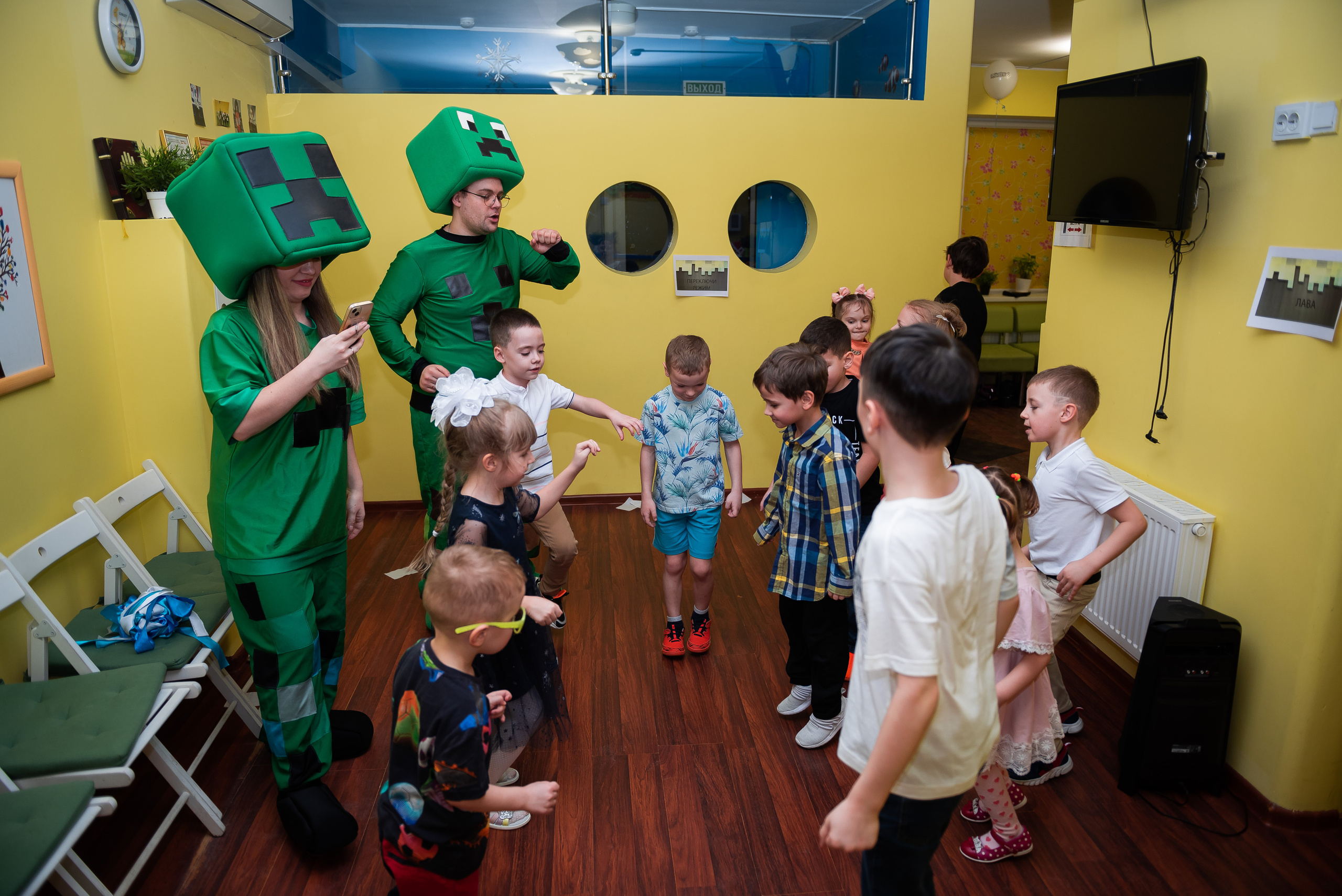 ДР Лёши в игровом центре. Репортажный фотограф в Москве Alena Sfotkaet