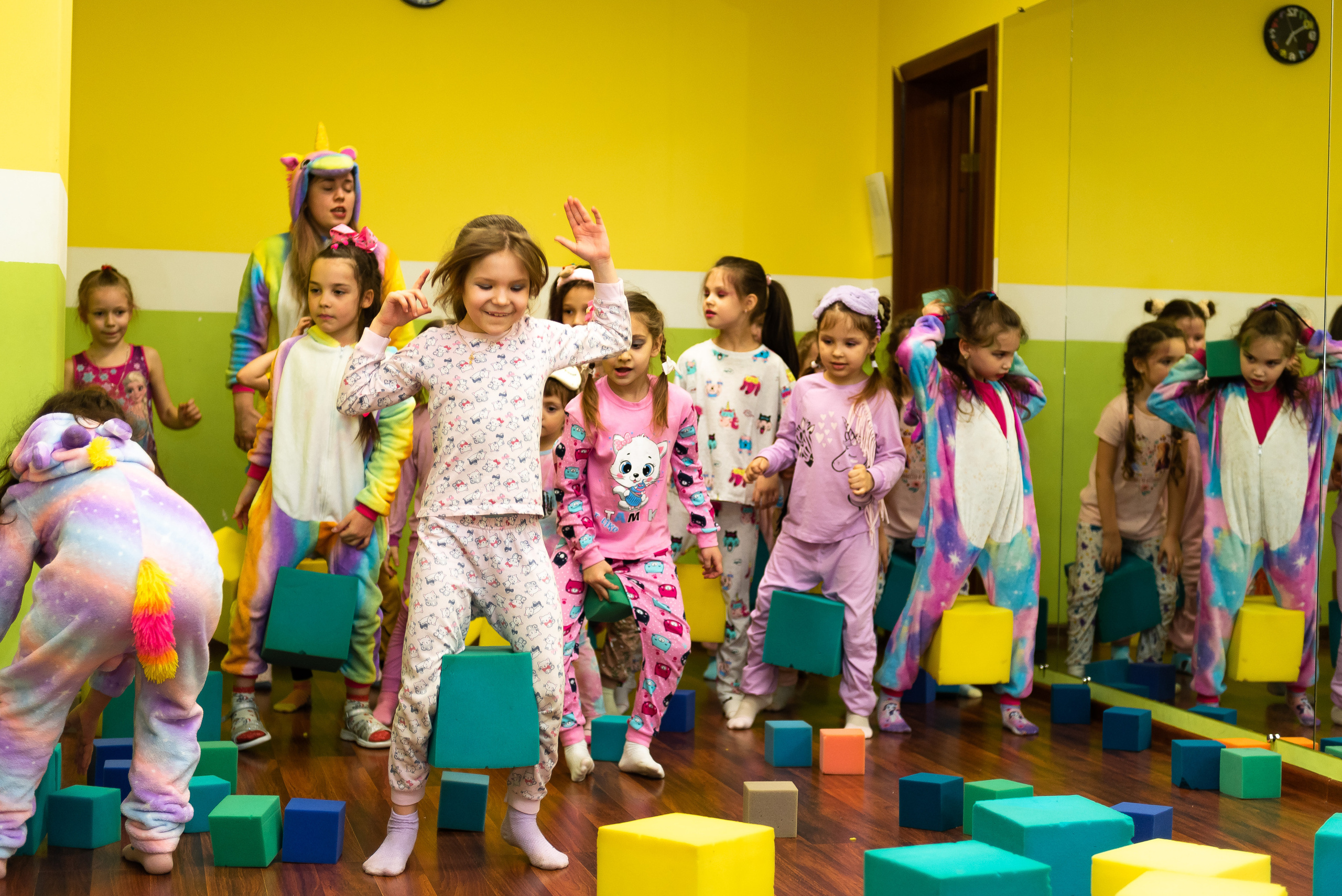 Пижамная вечеринка в игровом центре. Репортажный фотограф в Москве Alena Sfotkaet