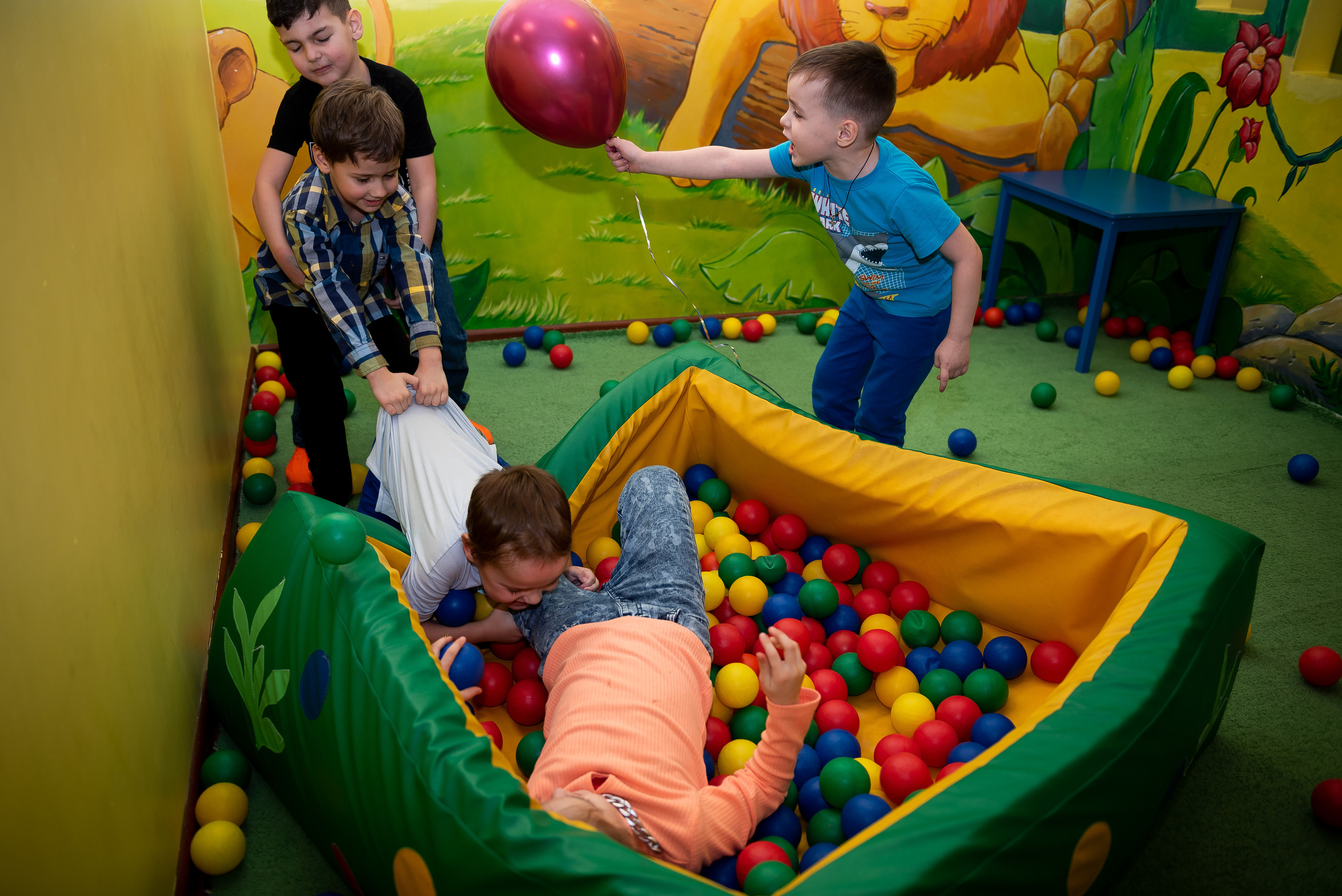 ДР Лёши в игровом центре. Репортажный фотограф в Москве Alena Sfotkaet