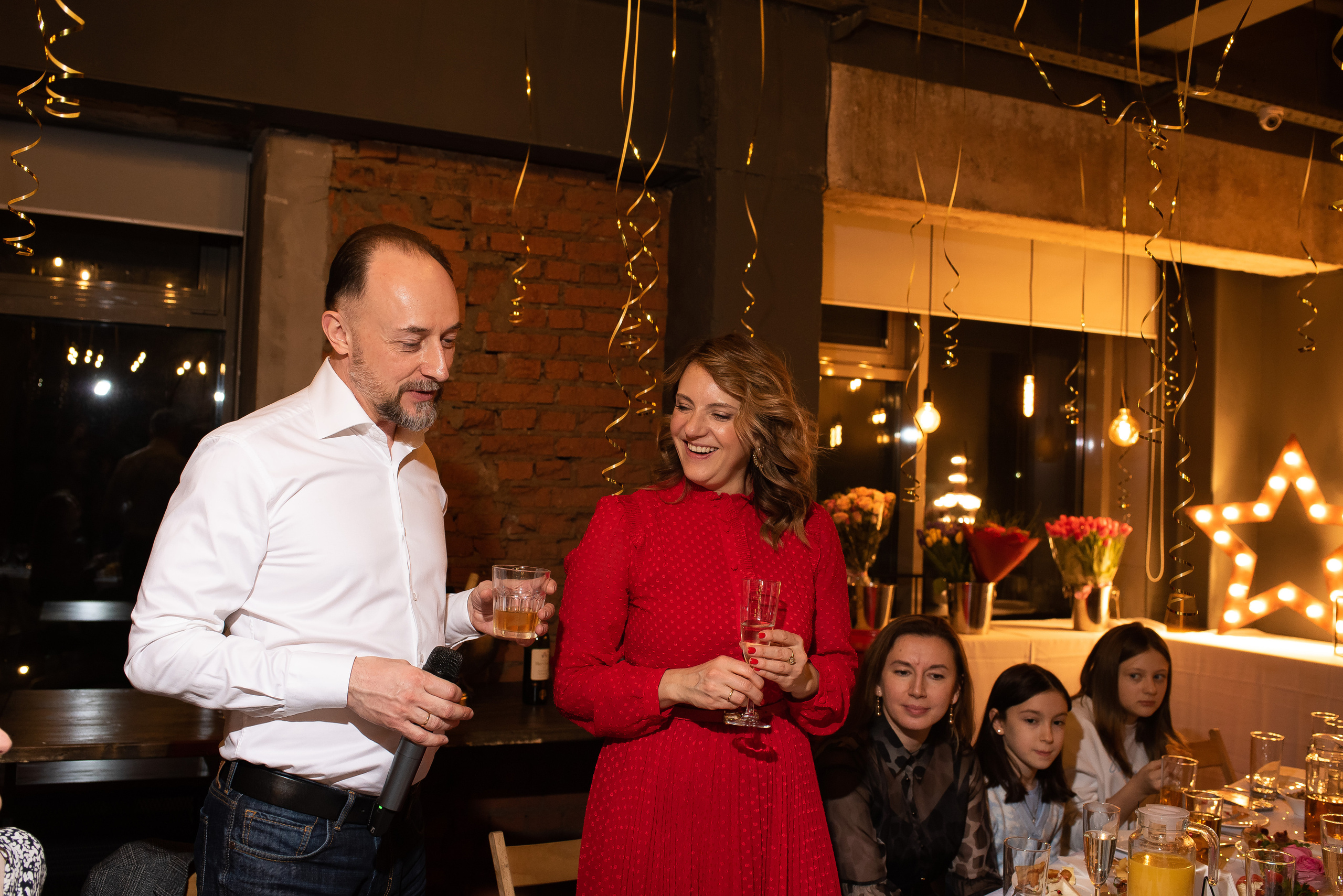 ДР Полины в лофте. Репортажный фотограф в Москве Alena Sfotkaet