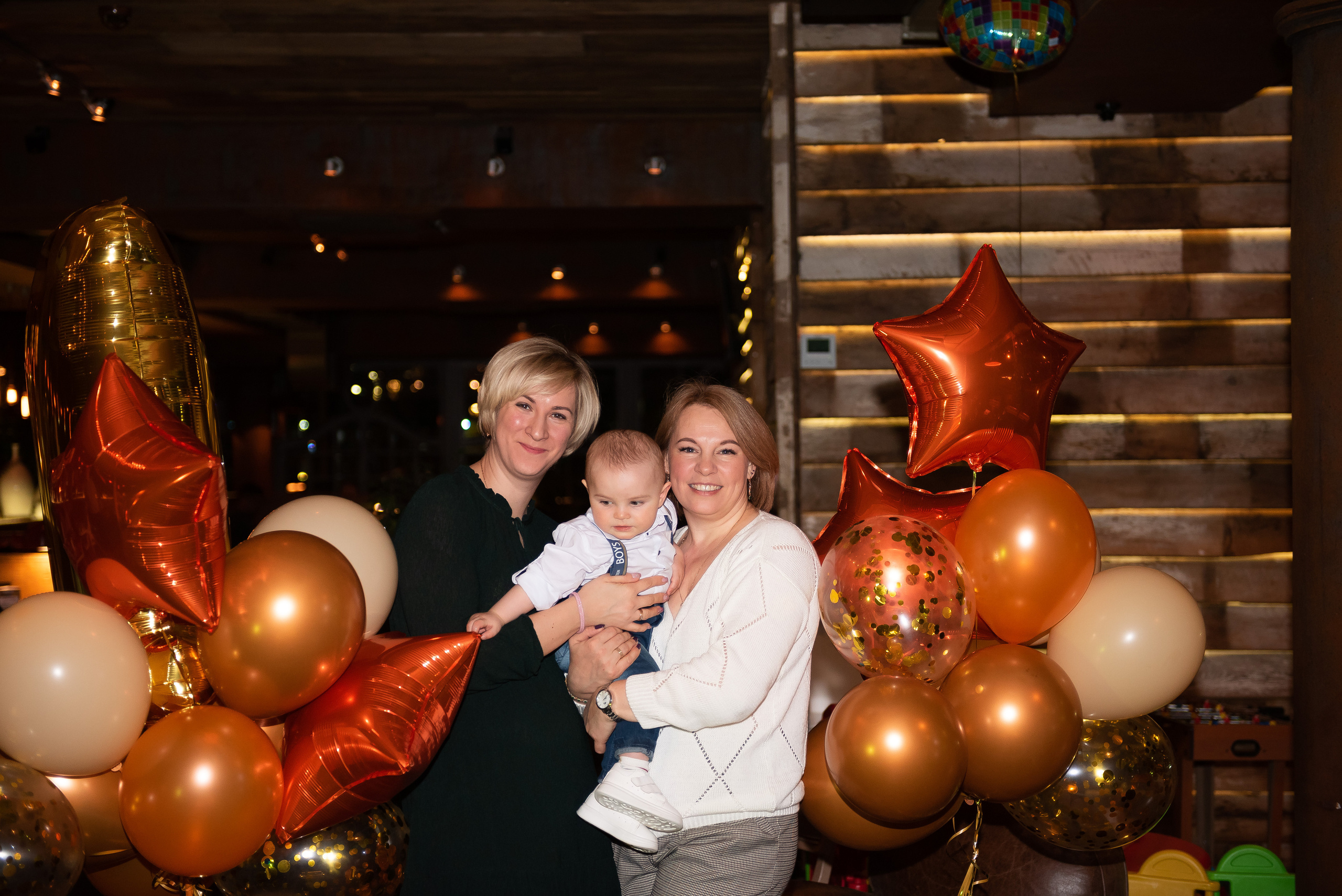 ДР Артёмки в ресторане. Репортажный фотограф в Москве Alena Sfotkaet