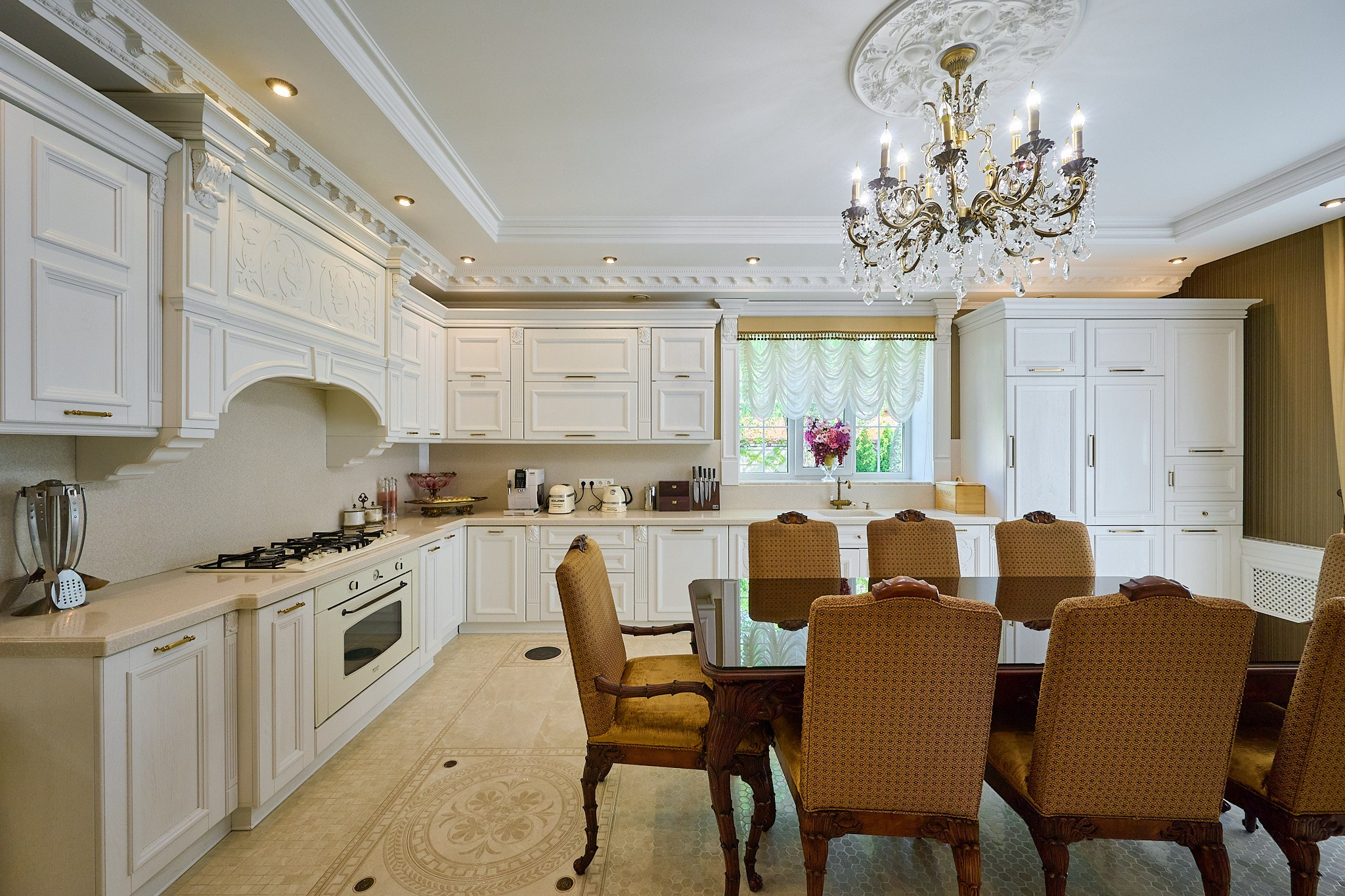 кухня стол стулья бежевые и коричневые оттенки 