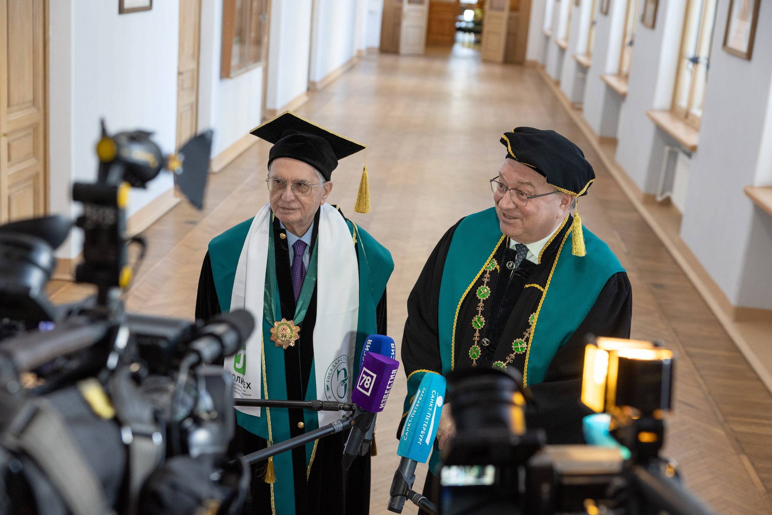 Вручения Мантия Почётного доктора директору Эрмитажа Михаилу Пиотровскому. Cup of Bib