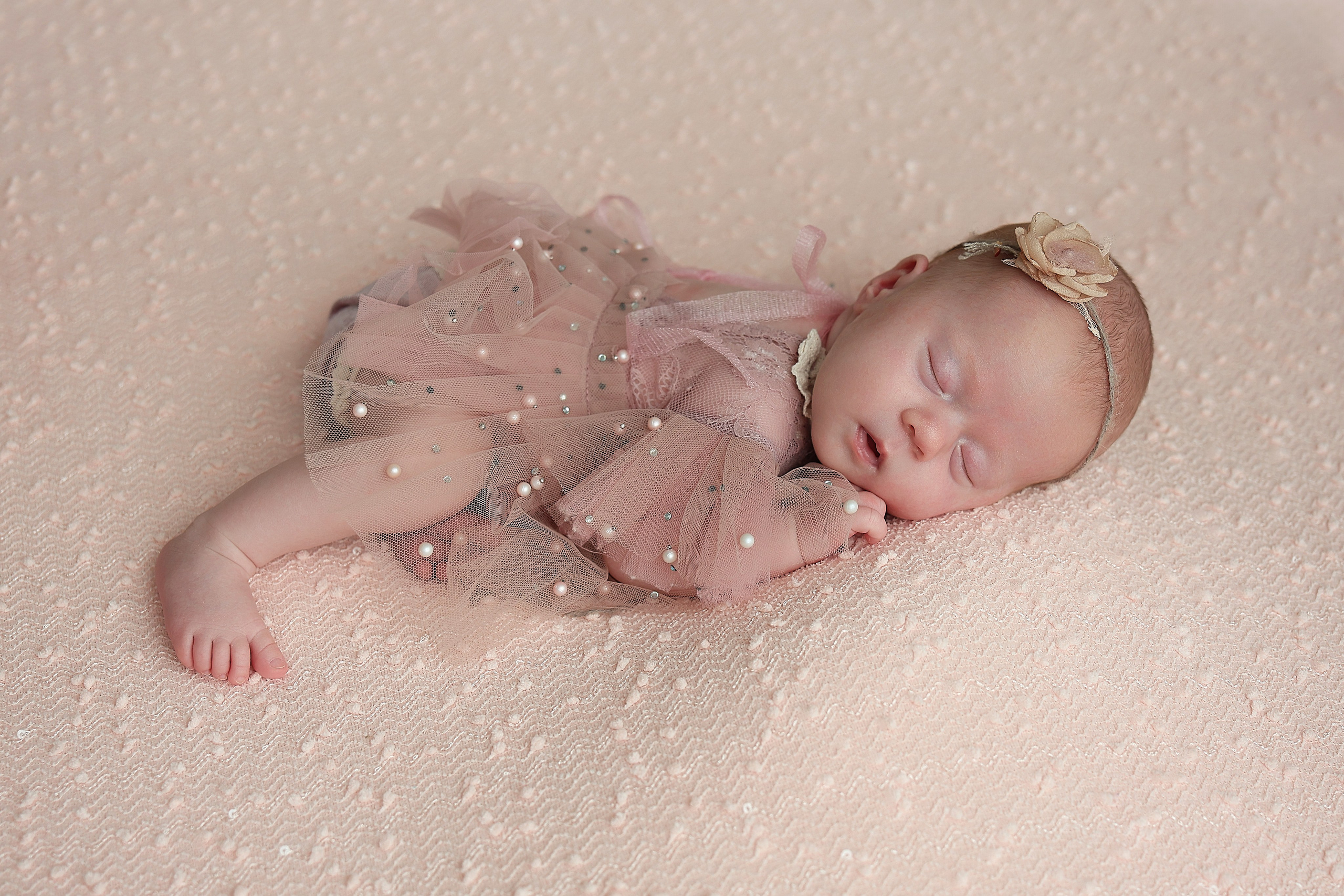 Съемка в стиле ньюборн с мамой. Фотосъемка выписки из роддома в Москве, заказать фотографа на выписку ньюборн съемка в роддоме newborn фотограф в Юдино