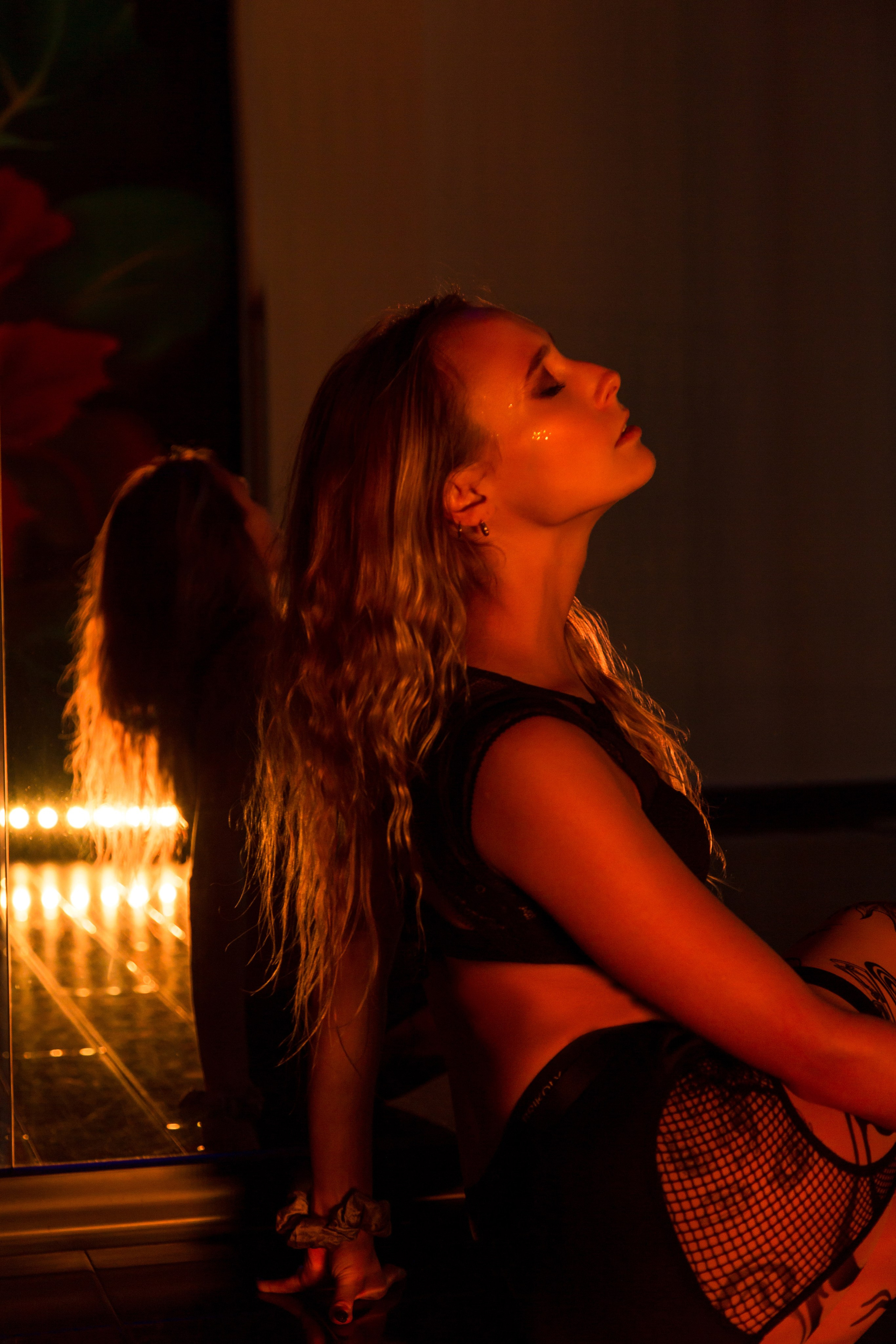 идеи для фотосессии с пилоном на фоне красного дракона