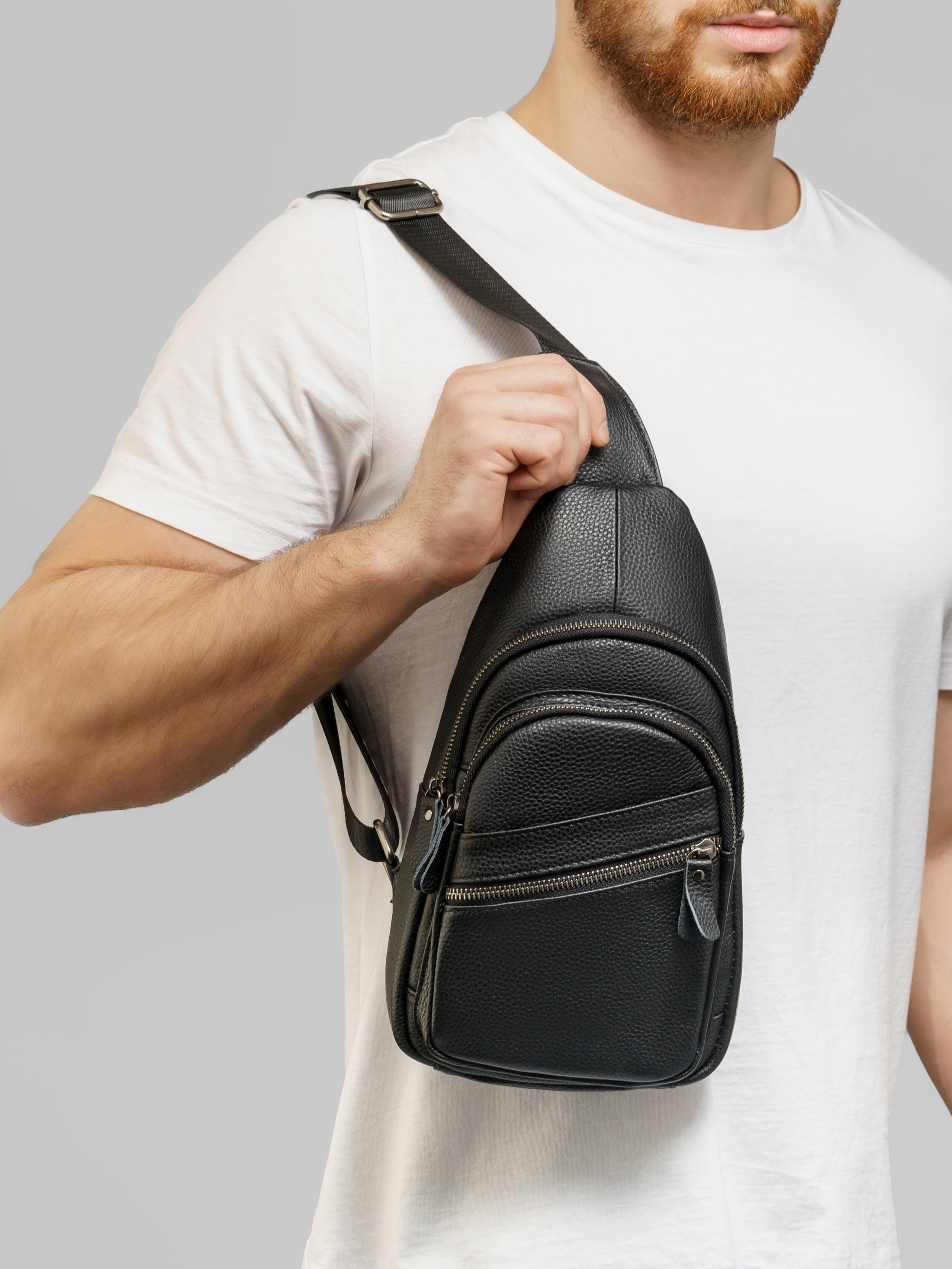 Сумки-бананки, модель Кирилл. KED Production — продакшн из СПб. Создаём фото, видео и контент, который помогает брендам и селлерам продавать больше