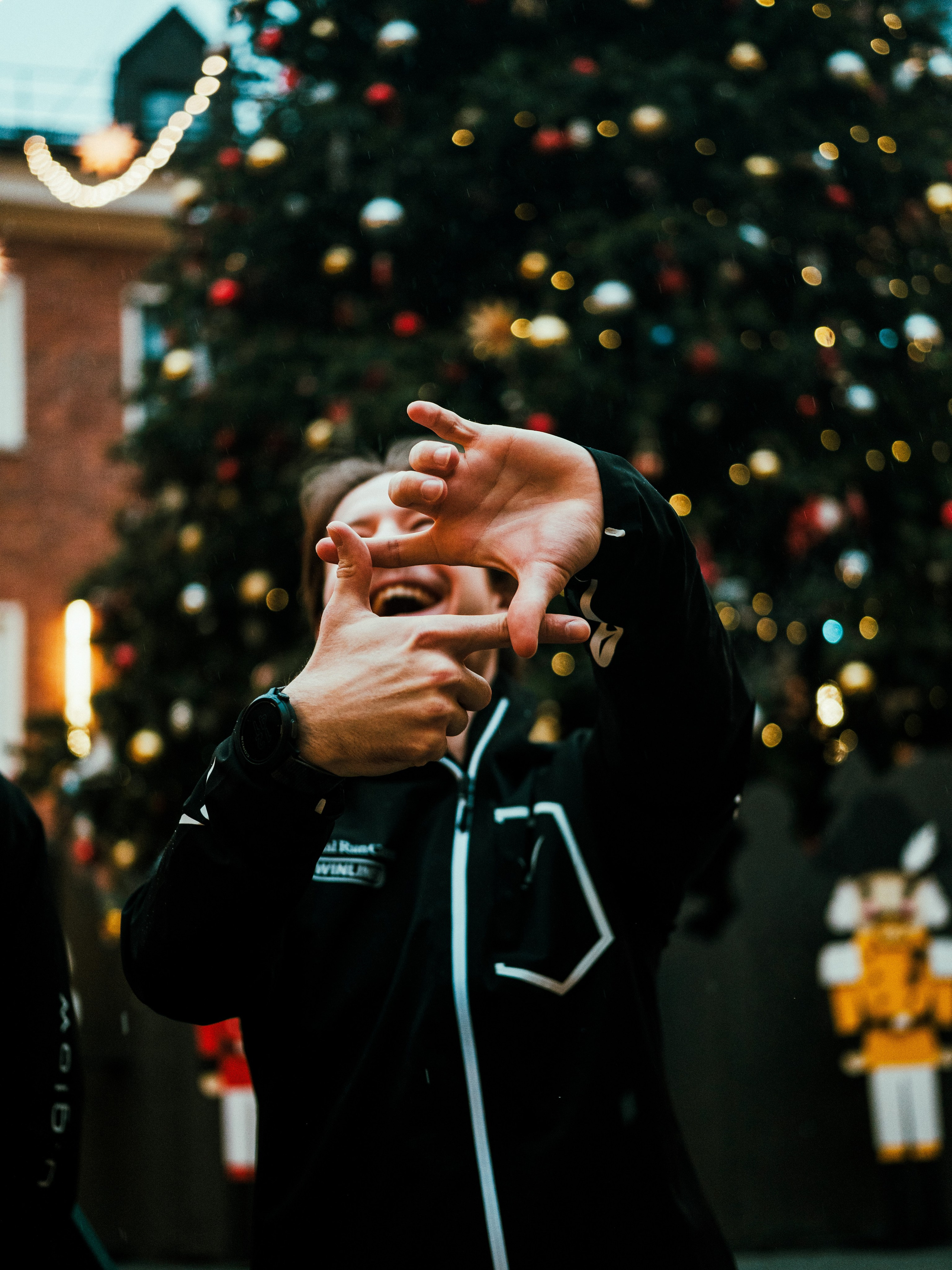 Social Run Community x Anta. Зимняя городская новогодняя фотосессия спортивной одежды от бегового клуба social run community. Портретный и репортажный фотограф в Санкт-Петербурге Смоляков Максим